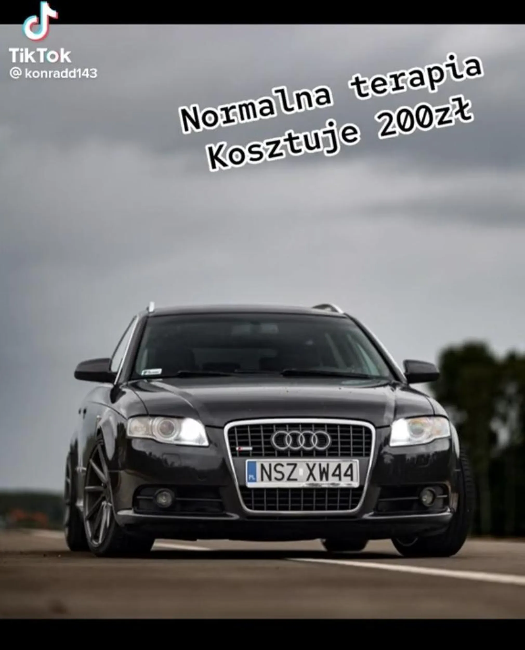 Używa telefonu podczas jazdy i nagrywa jakieś durne tik toki