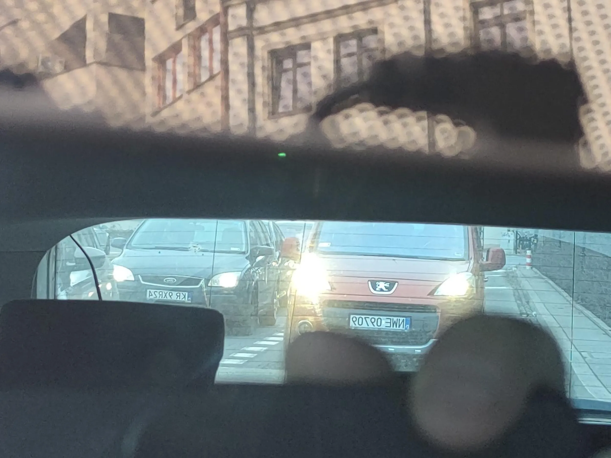 Kierowca wymusza pierwszeństwo i jeździ przeciążonym pojazdem