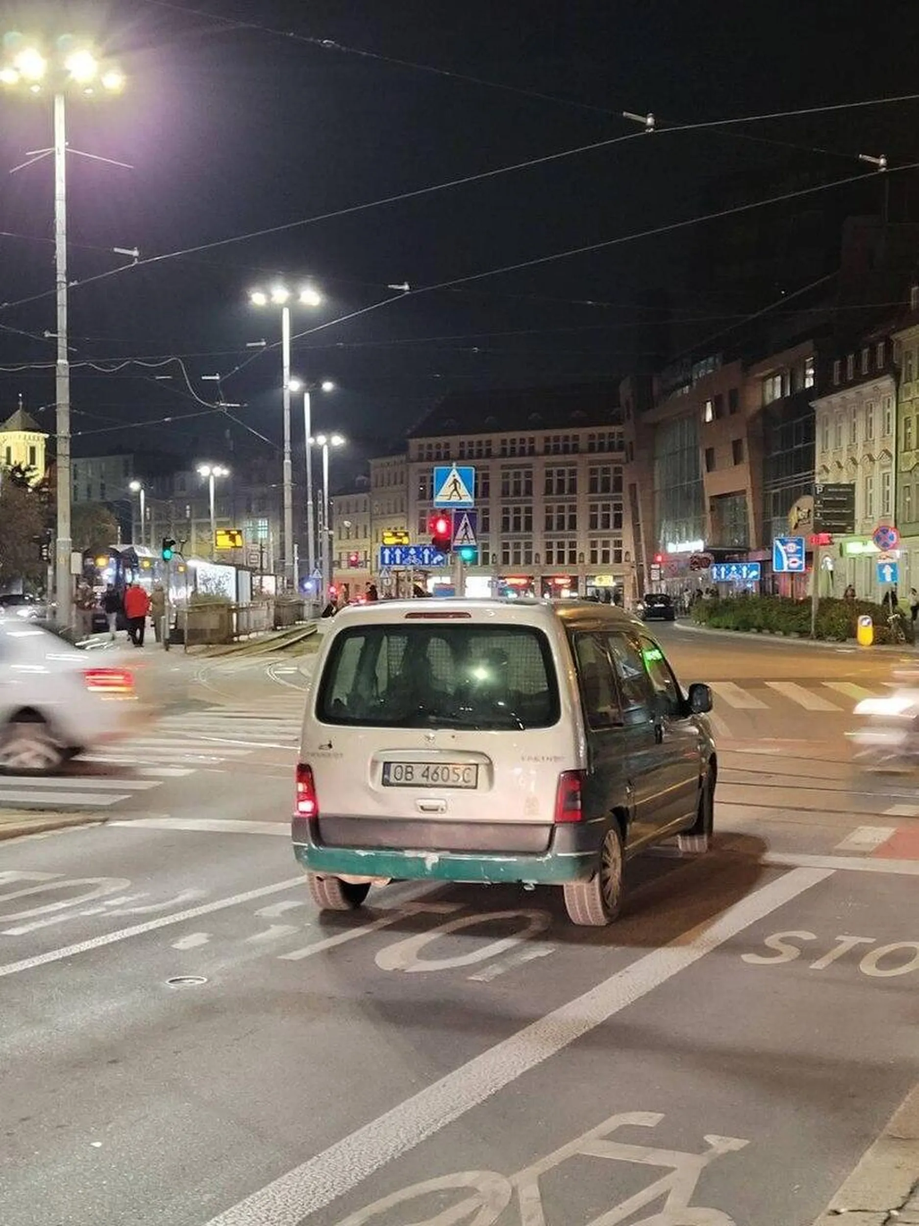 Antifa dzisiaj przyszła na spotkanie nacjonalistom po czym zrobiła spektakularny odwrót taktyczny. Najpierw zesrana chowała się po piwnicach choć nacjonaliści zachecali do wyjścia a później spierdolka autem ze zdjęcia na czerwonym w samym centrum miasta, prawie powodując wypadek drogowy. Spektakularna ucieczka piekła także w oczy śmiałków którzy próbowali swoich sił oczywiście na osprzętowaniu. Wrocław miastem nacjonalizmu!