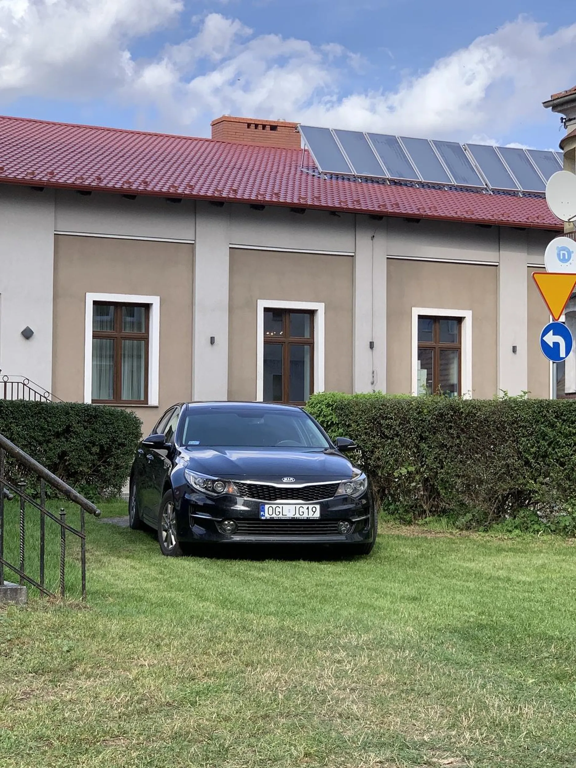 Zastawił wjazd i se stoi