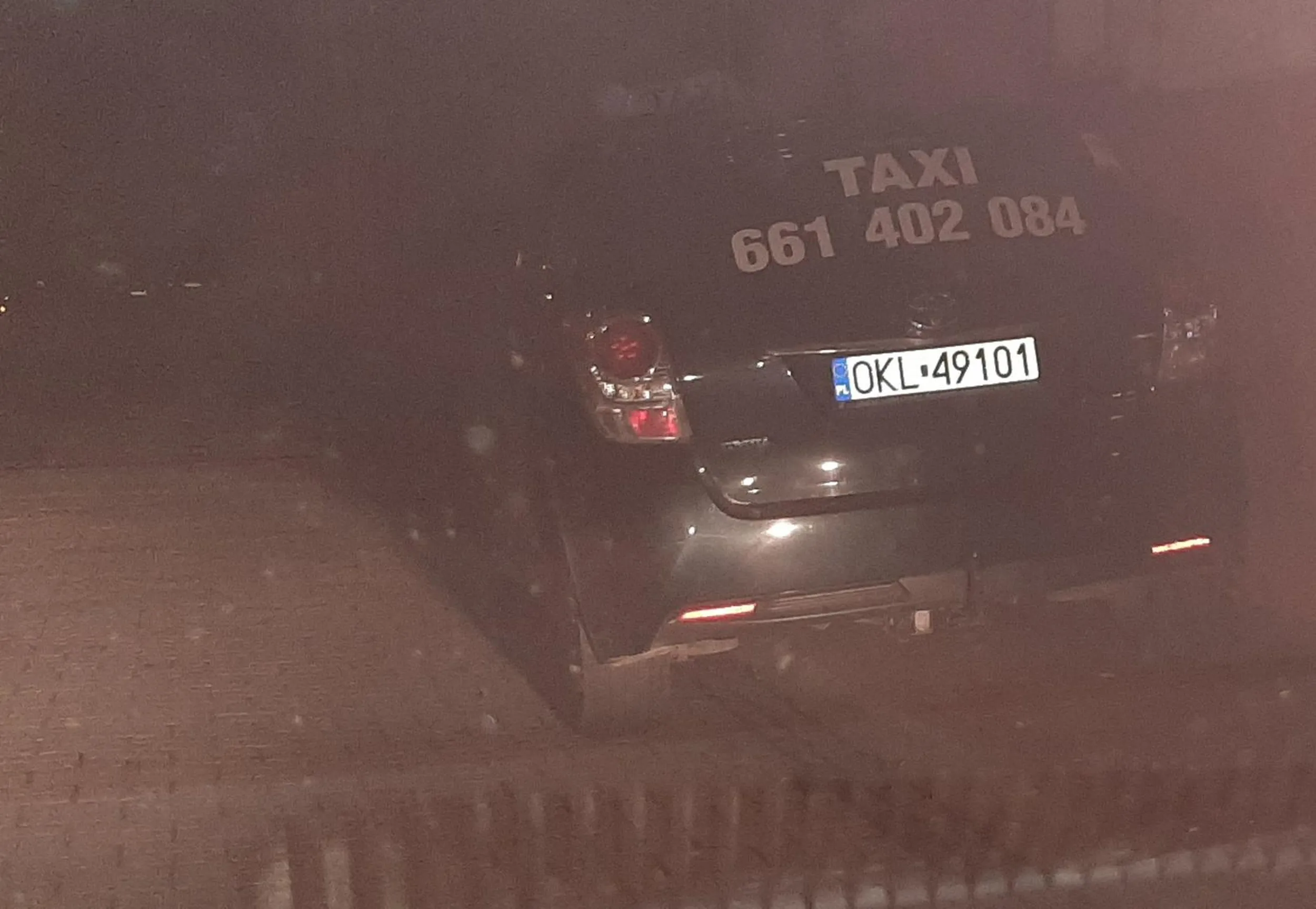 Parkowanie w strefie zamieszkania w miejscu do tego nie wyznaczonym blokując cały i tak wąski chodnik, dodatkowo blokując drogę, a niby kierowca "zawodowy". Kilka metrów wcześniej był pusty parking, a auto puste.