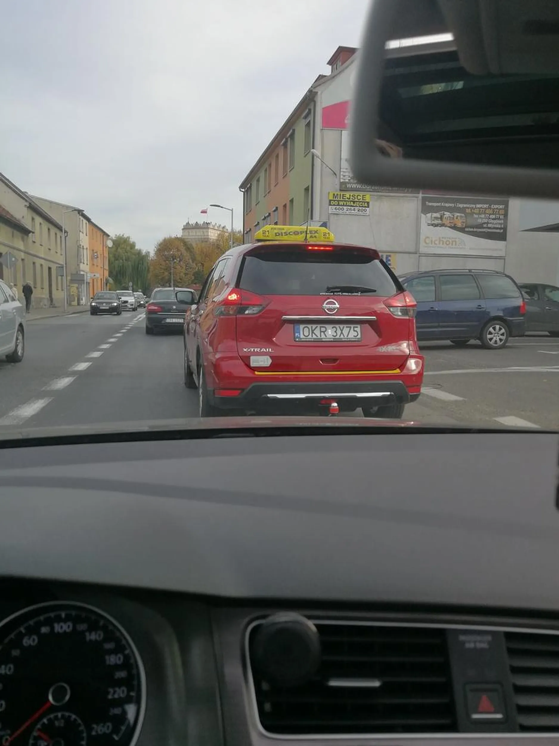 Bezczelny cham, wpierdala się za każdym razem. Tfu