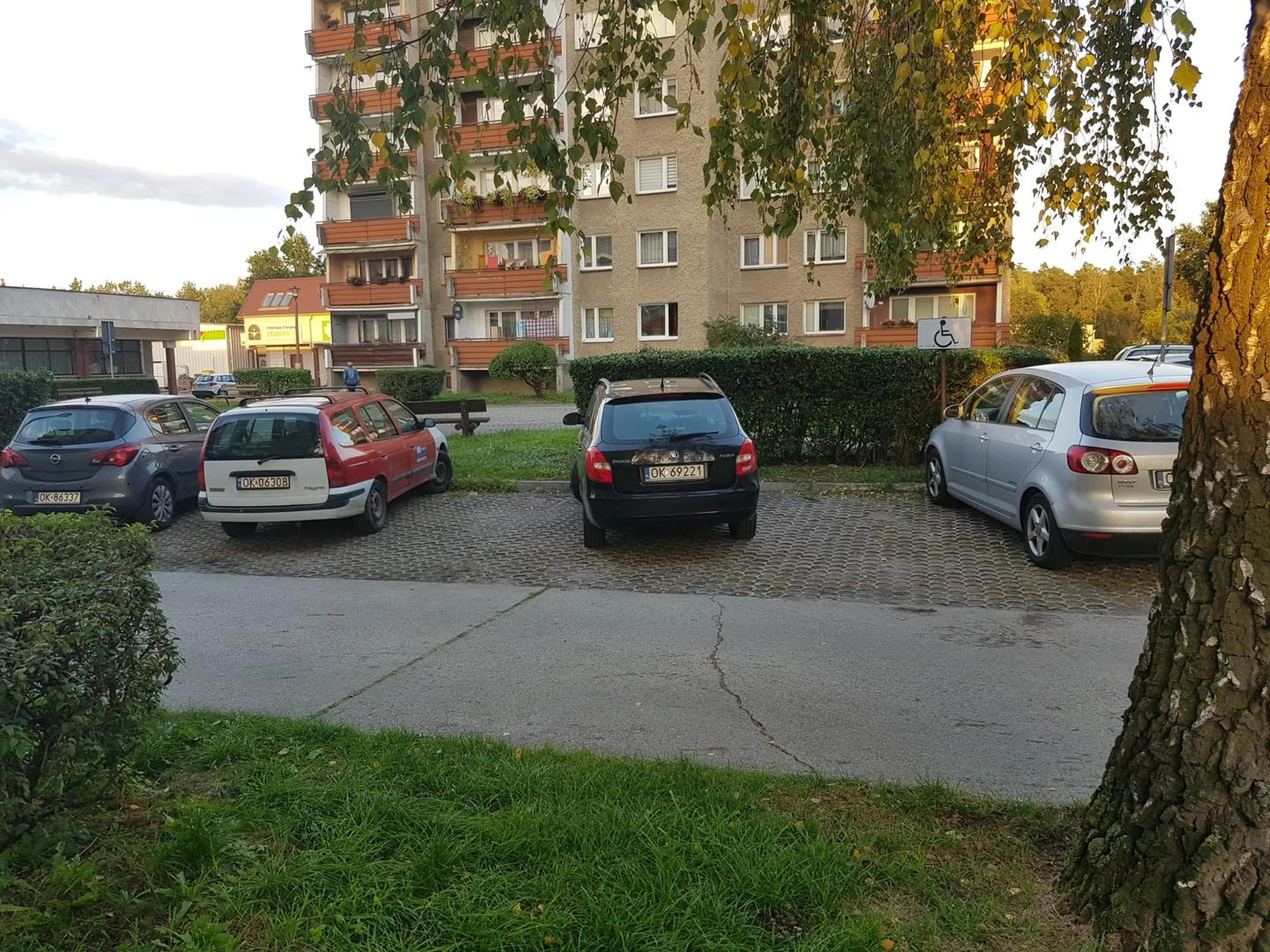 Znowu to samo widać ze gruba baba parkuje bo tyle miejsca zostawia xD