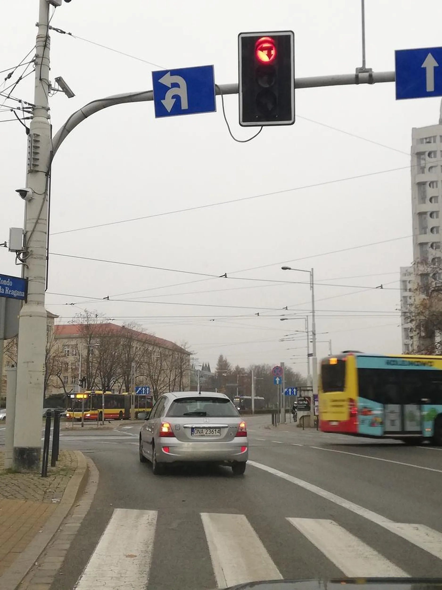 Wymusza pierwszeństwo na skrzyżowaniach, przekracza prędkość i wjeżdża na czerwonym świetle(zdjęcie)