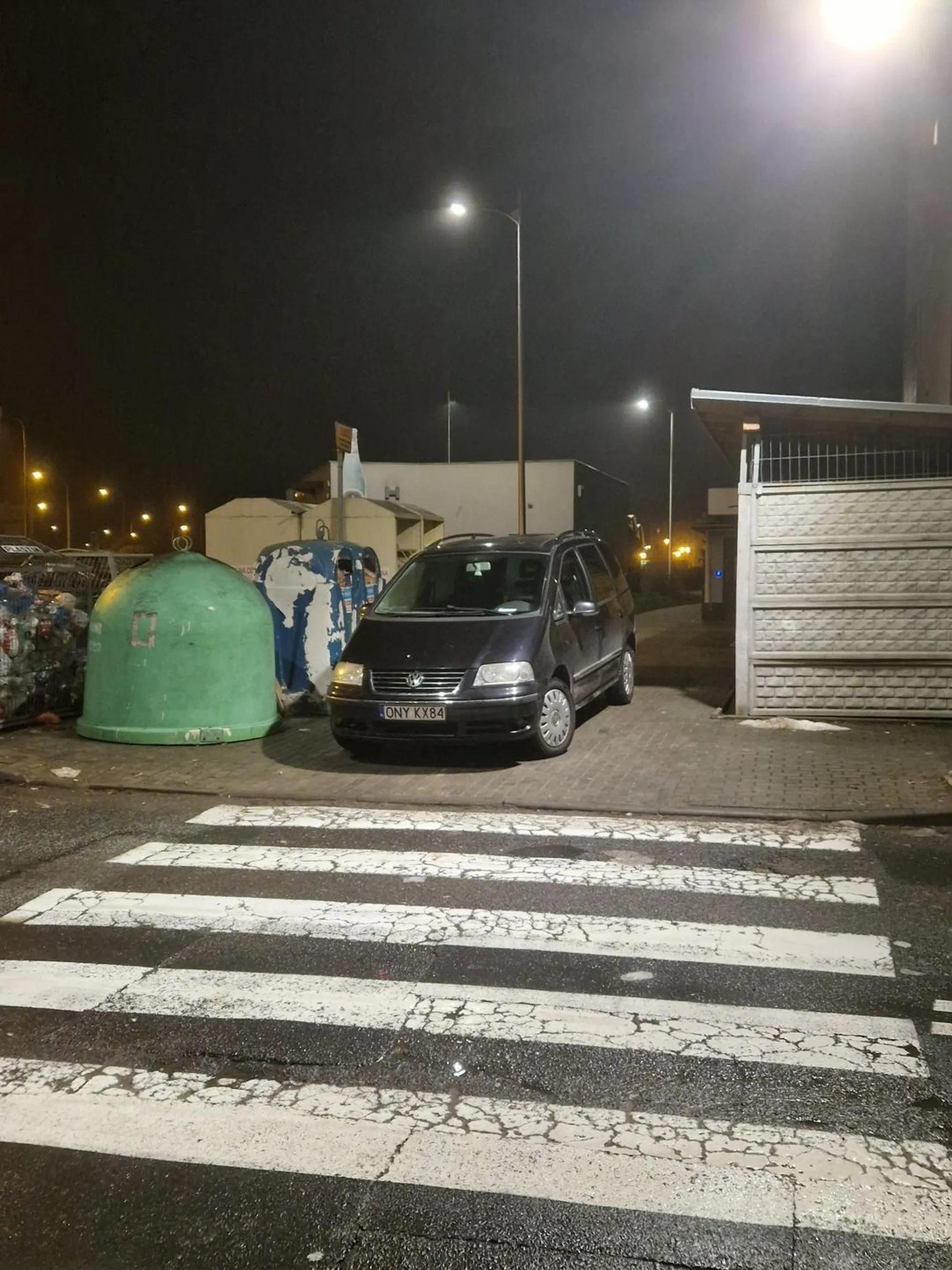 Gratulacje parkowania przed przejsciem dla pieszych w dodatku na chodniku....