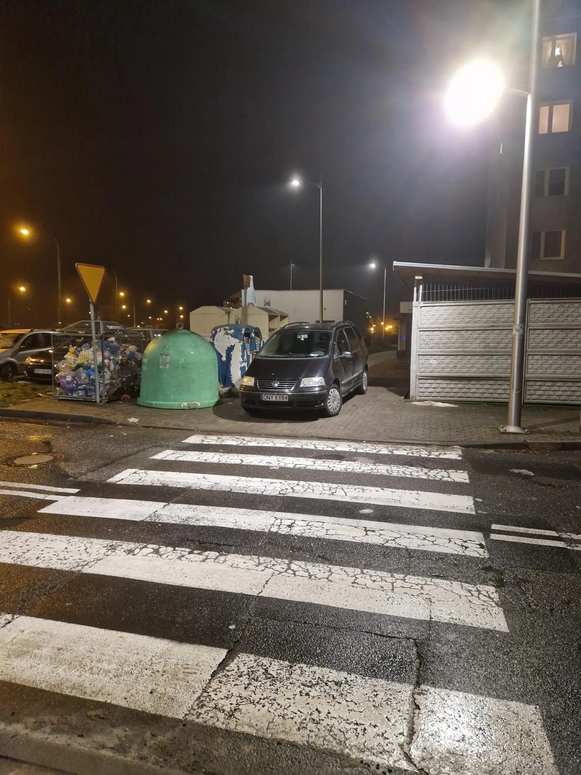 Gratulacje parkowania przed przejsciem dla pieszych w dodatku na chodniku....