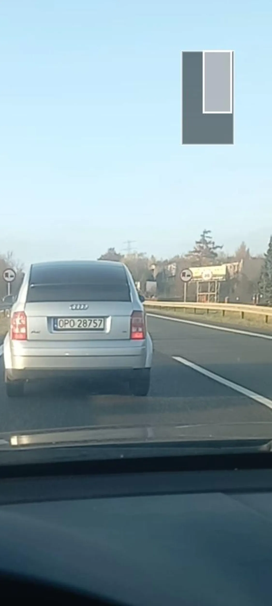 Lewy pas służy do wyprzedania a nie żeby się wlec i jechac nim non stop ,jak nie znasz zasad ruchu drogowego oraz przepisów to się na rower przesiądź