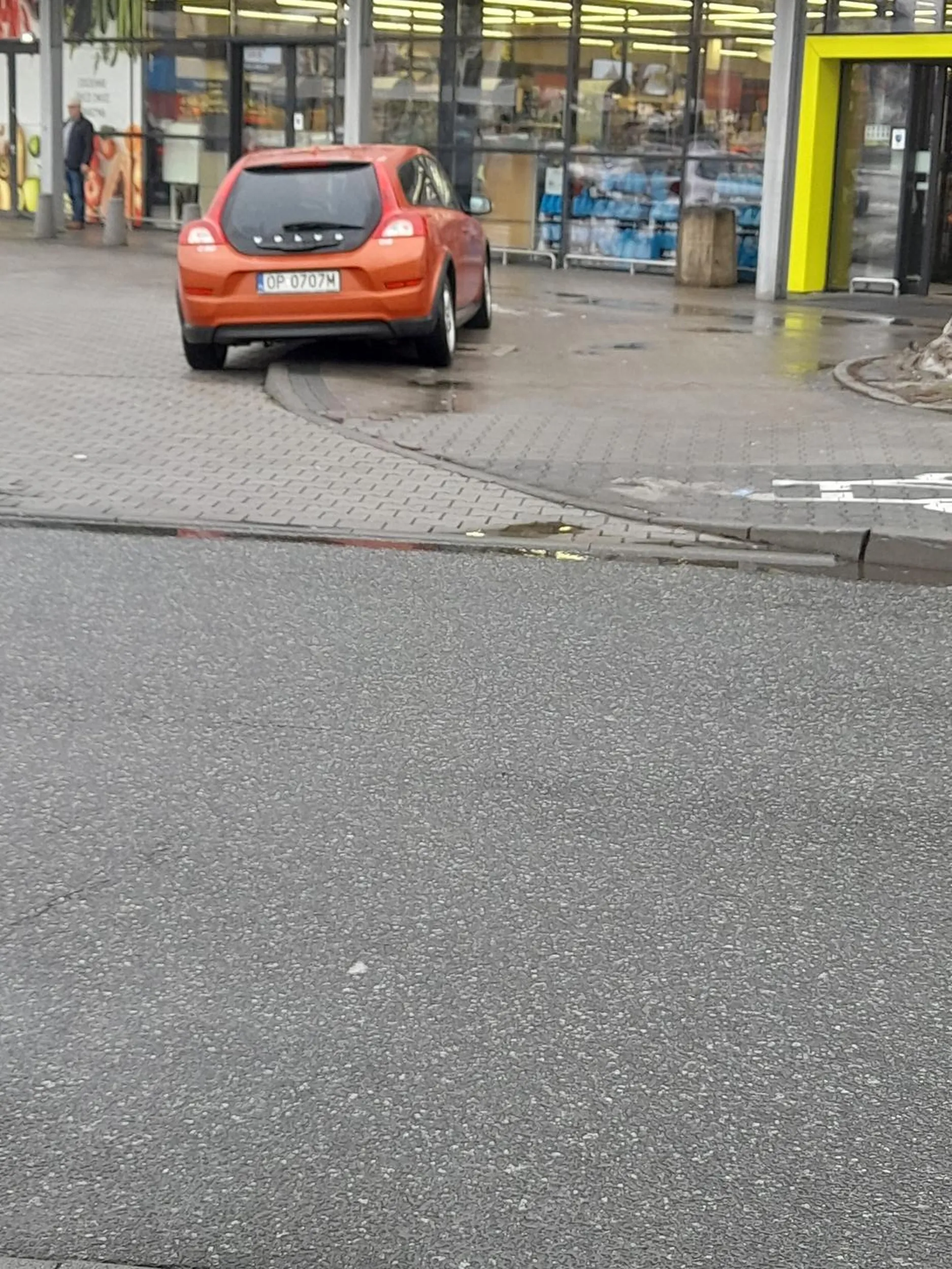 Janusz parkuje przed samymi drzwiami do biedronki żeby nie nosić ciężkich siatek z najtańszym piwskiem:)