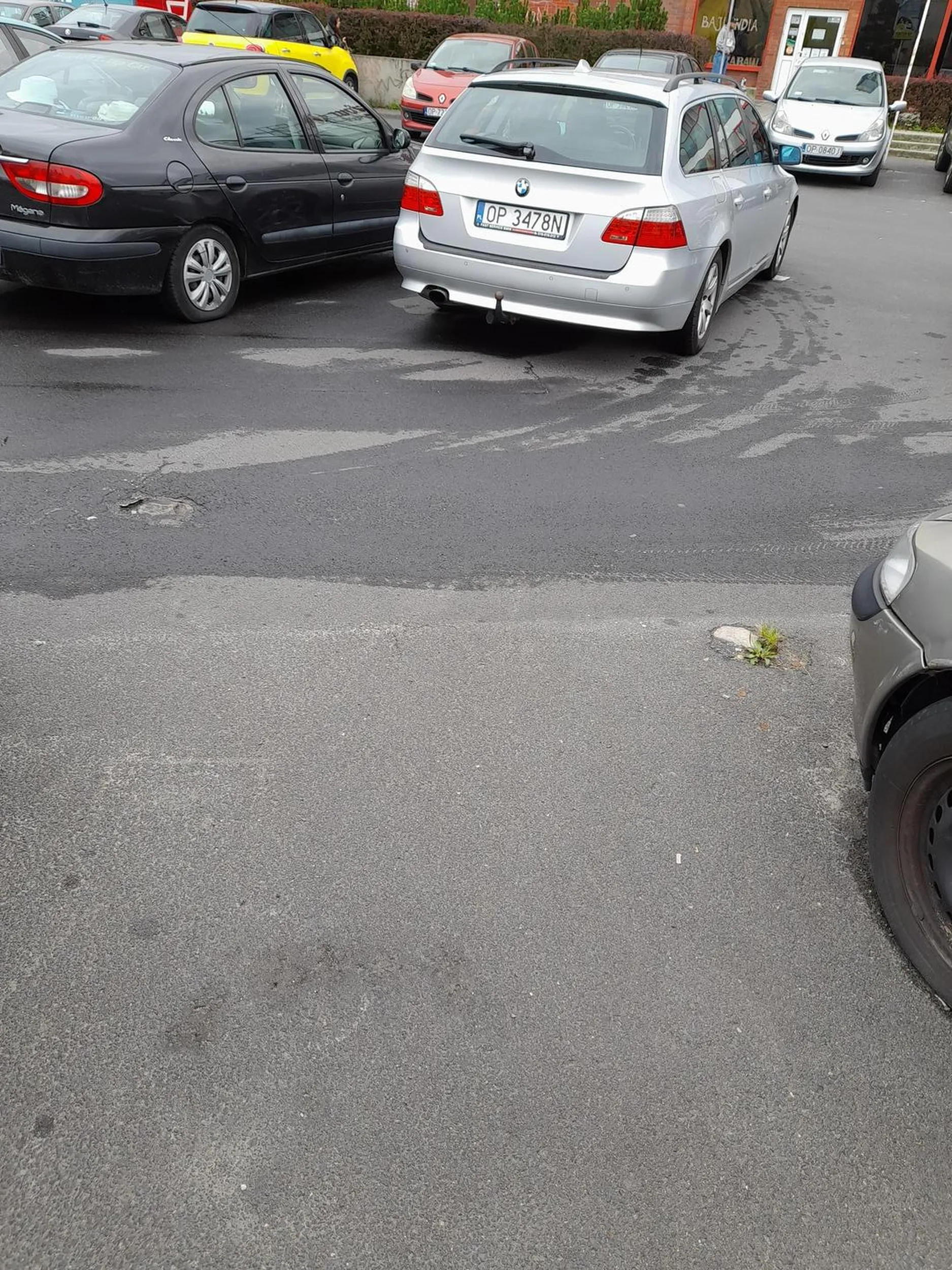 Typowa blondyna zaparkowała na środku tak że ruch zablokowany... zero myślenia za kółkiem. To nie robienie loda, tu trzeba myśleć!