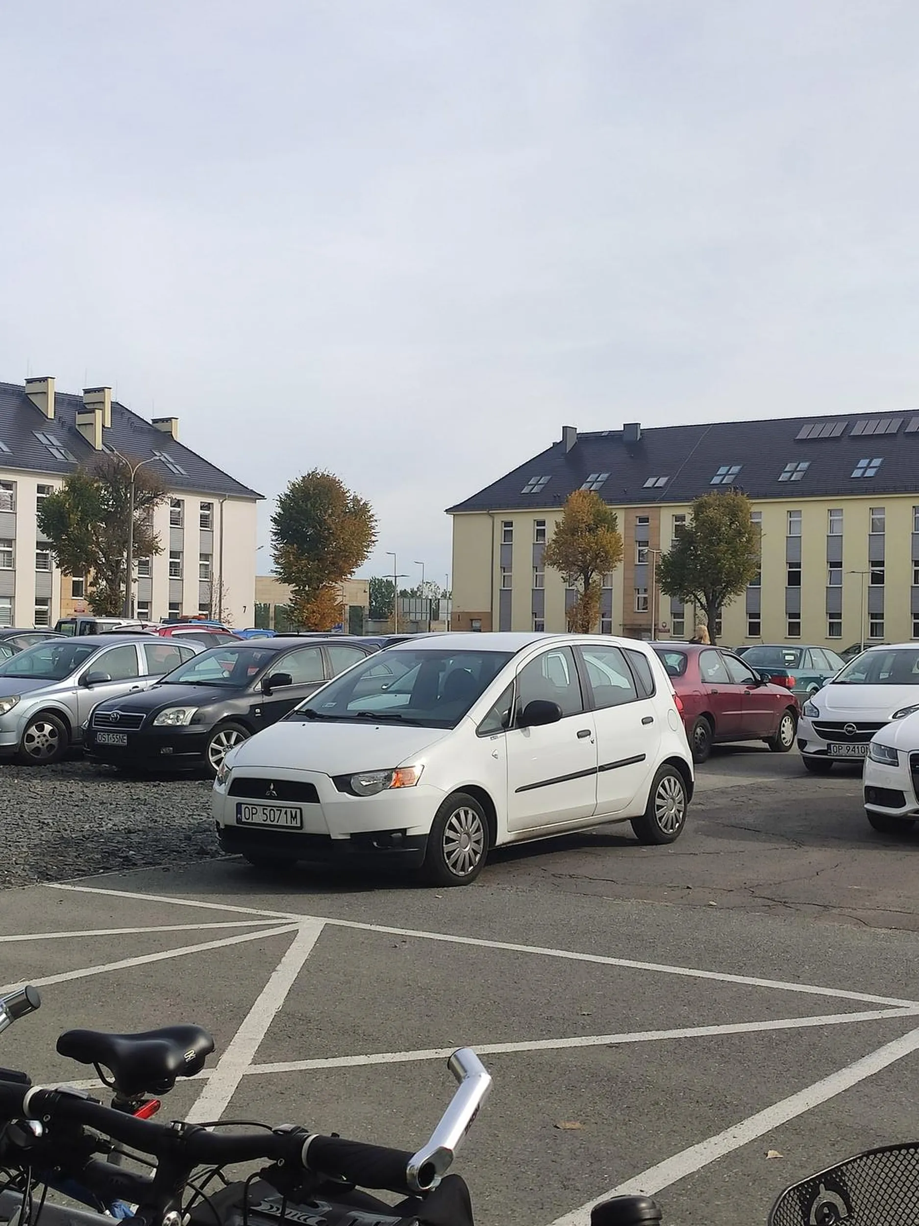 Parkowanie zdecydowanie nie jest mocną stroną tego kierowcy. Dramat i porażka.