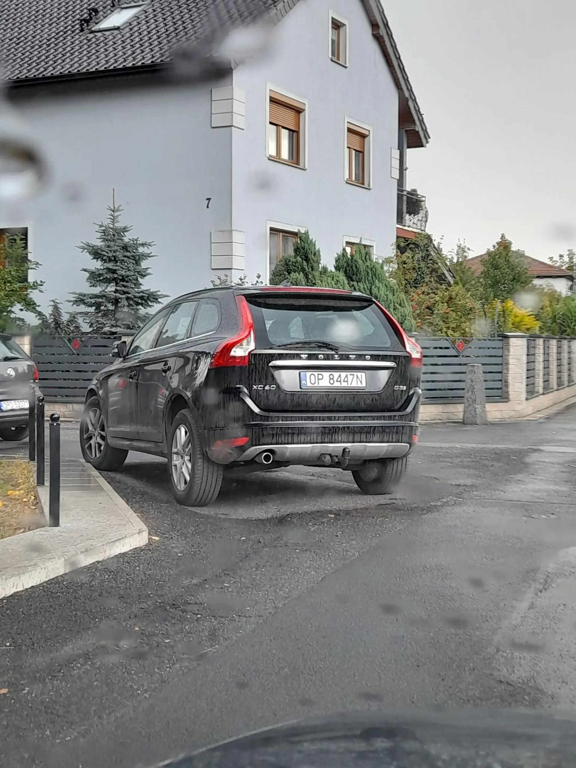 Cymbał zaparkował na zakręcie tak że nie można autem dostawczym przejechać. A parking jest 50m dalej ale się leniowi nie chciało iść....