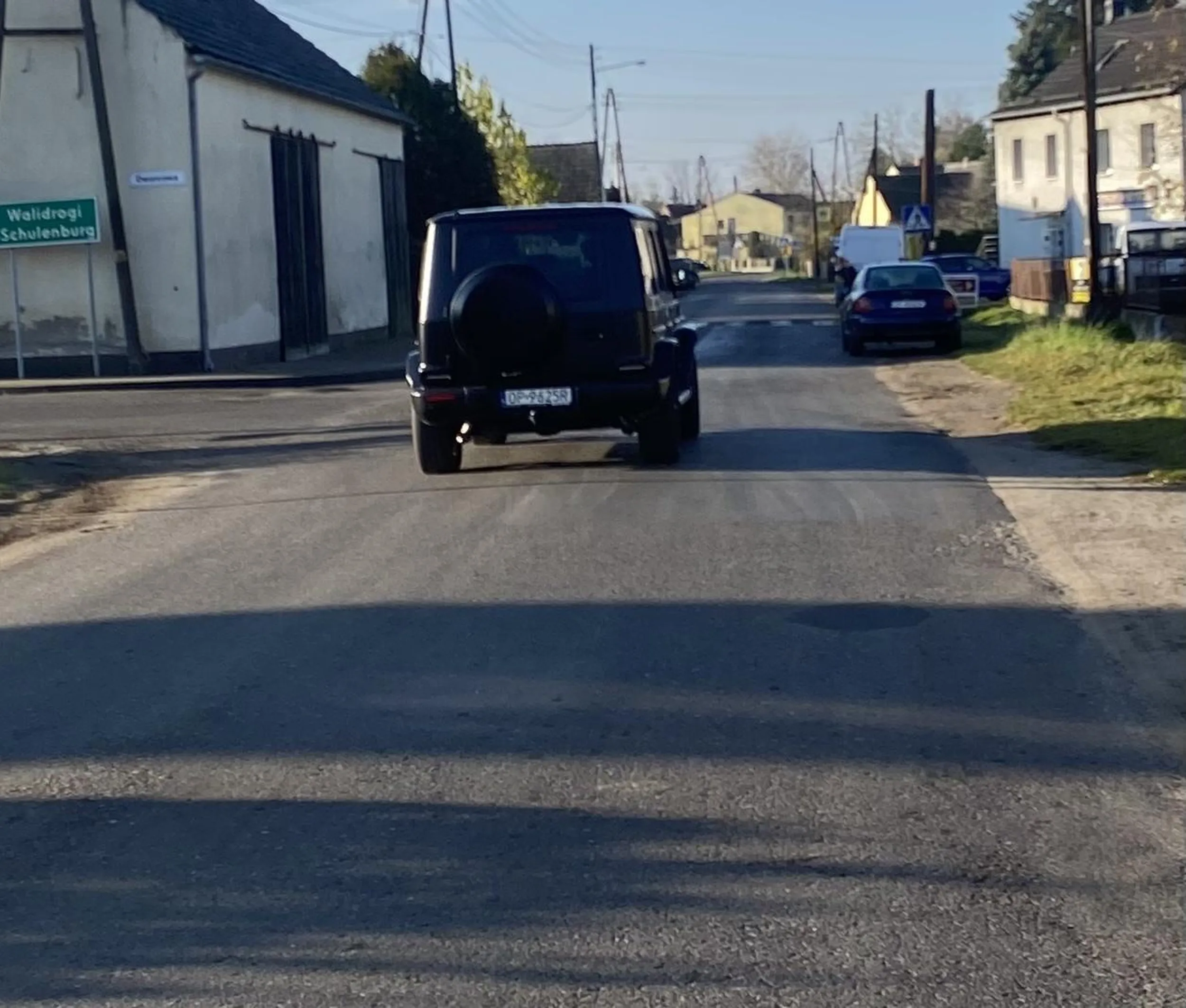 Człowiek przejechał umyślnie psa 15.11.2022 kolo godziny 9:20 tuż przy przejściu dla pieszych w Chrząstowicach jadąc z nadmierną prędkością w terenie zabudowanym, nie zwolnił, widział psa, pies nie żyje. Odjechał bez udzielenia pomocy i bez zawiadomienie służb.