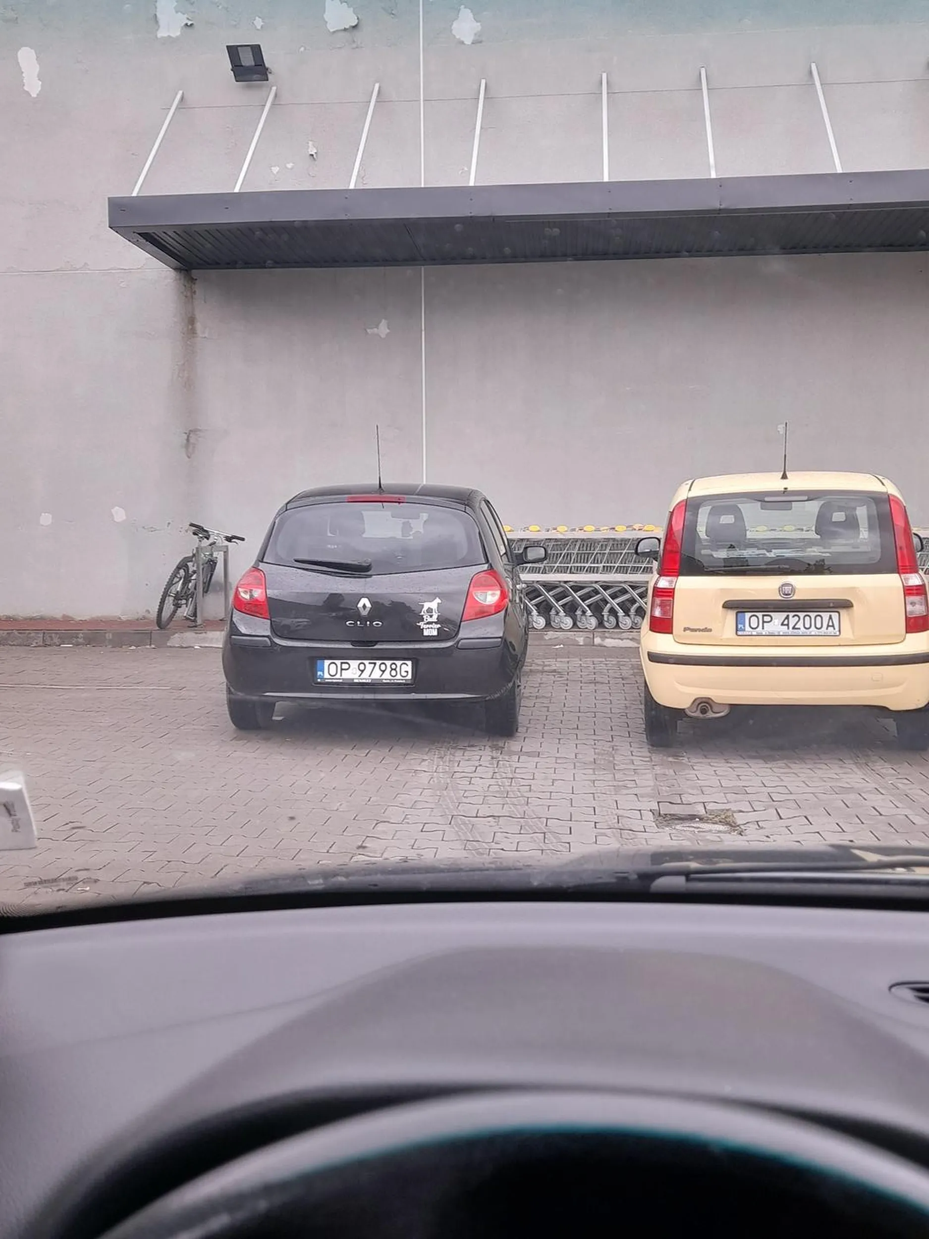 Babsko blokuję wjazd na 2 miejsca parkingowe. Jak nie umiesz wjechać w dwie linie to zawsze możesz kogoś poprosić:)