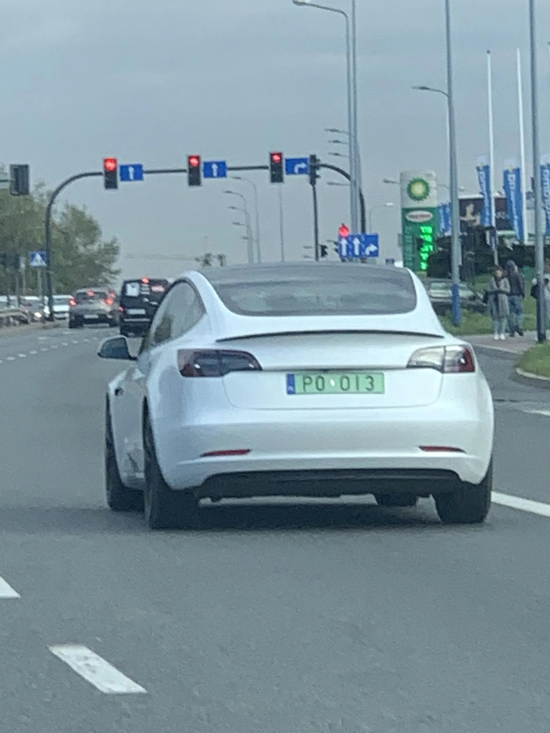 Zajeżdża drogę innym samochodom, przekraczając dozwoloną prędkość o 30km. Jeździ jak pirat drogowy!!!