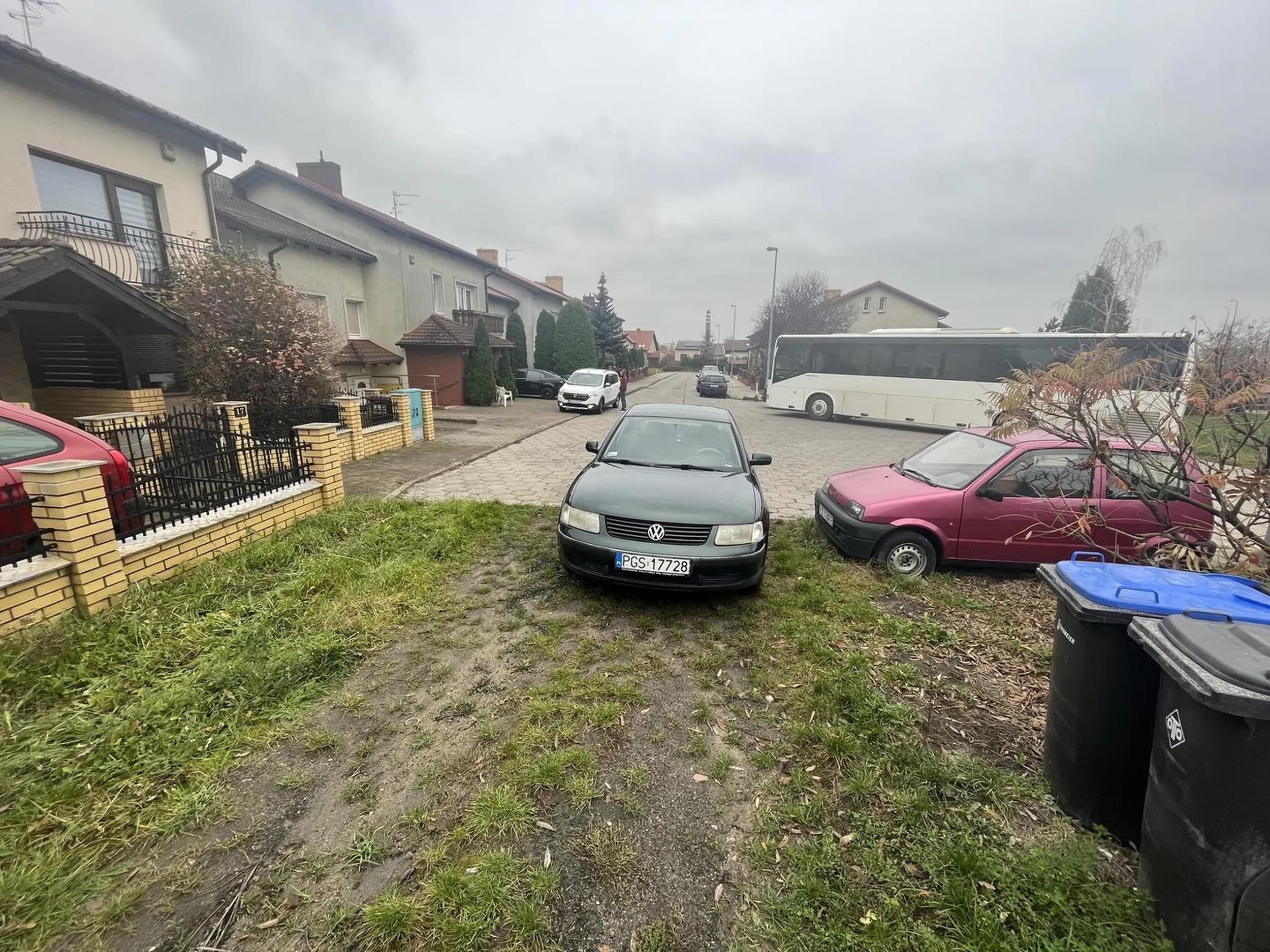 Kierowca tego auta, niestety nie pomyślał i zastawił wjazd który służy do dojazdu do rozdzielni prądu :/