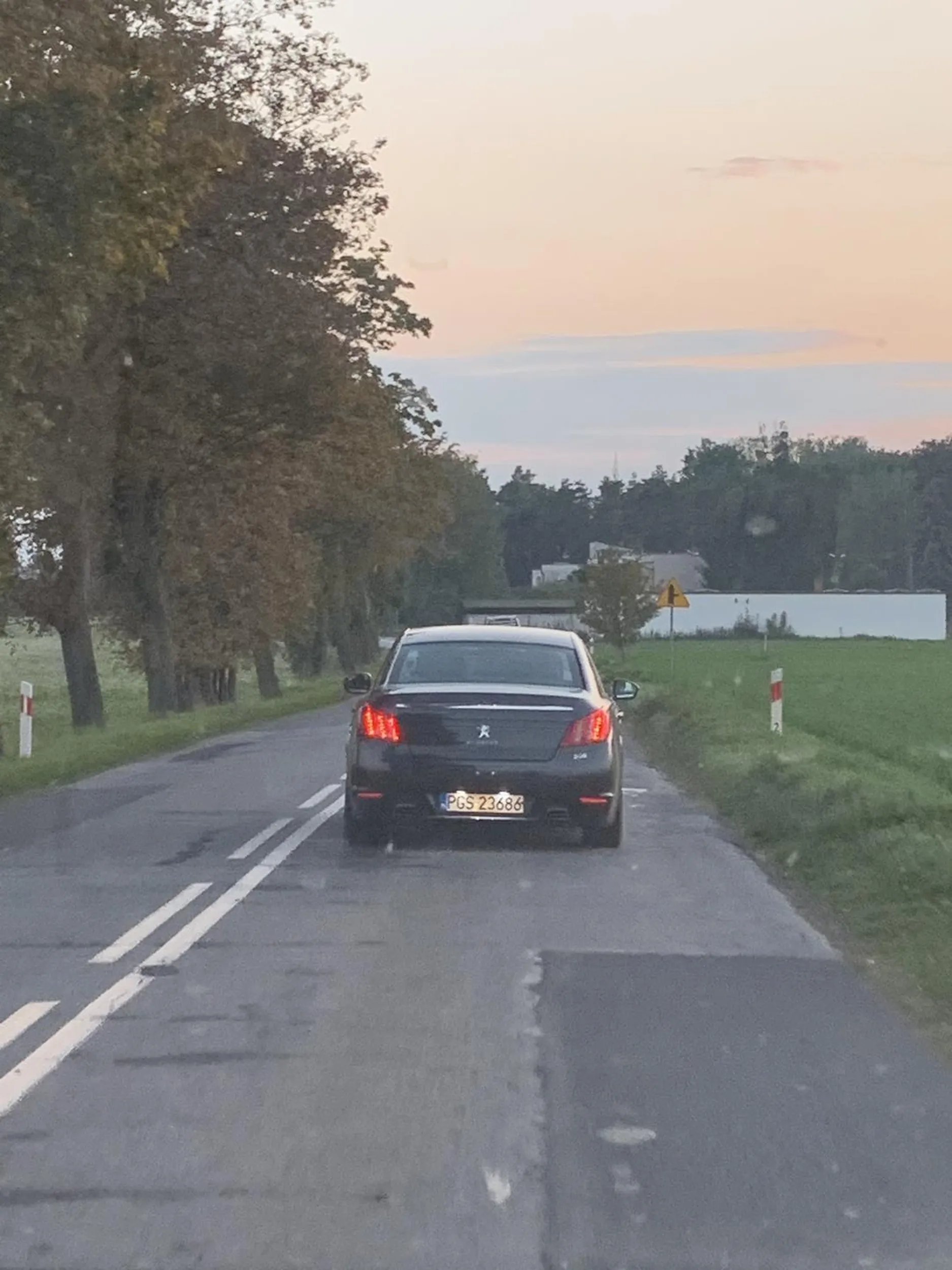 Pasażerowie wyrzucili puszkę po piwie na drogę w miejscowości Krzyżowniki