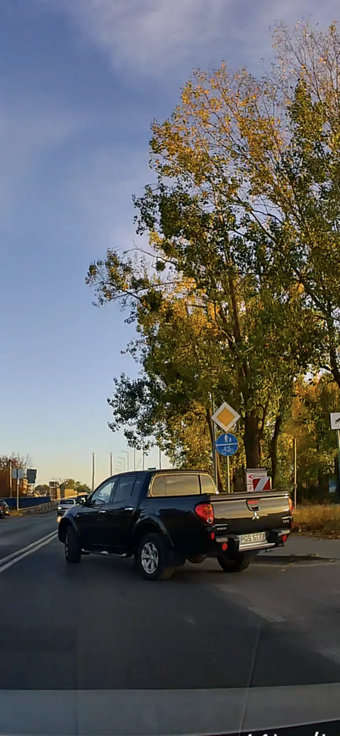 Wymuszenie pierwszeństwa! Polecam Pani ponowny kurs lub doszkolenia się z zasad przepisów drogowych!