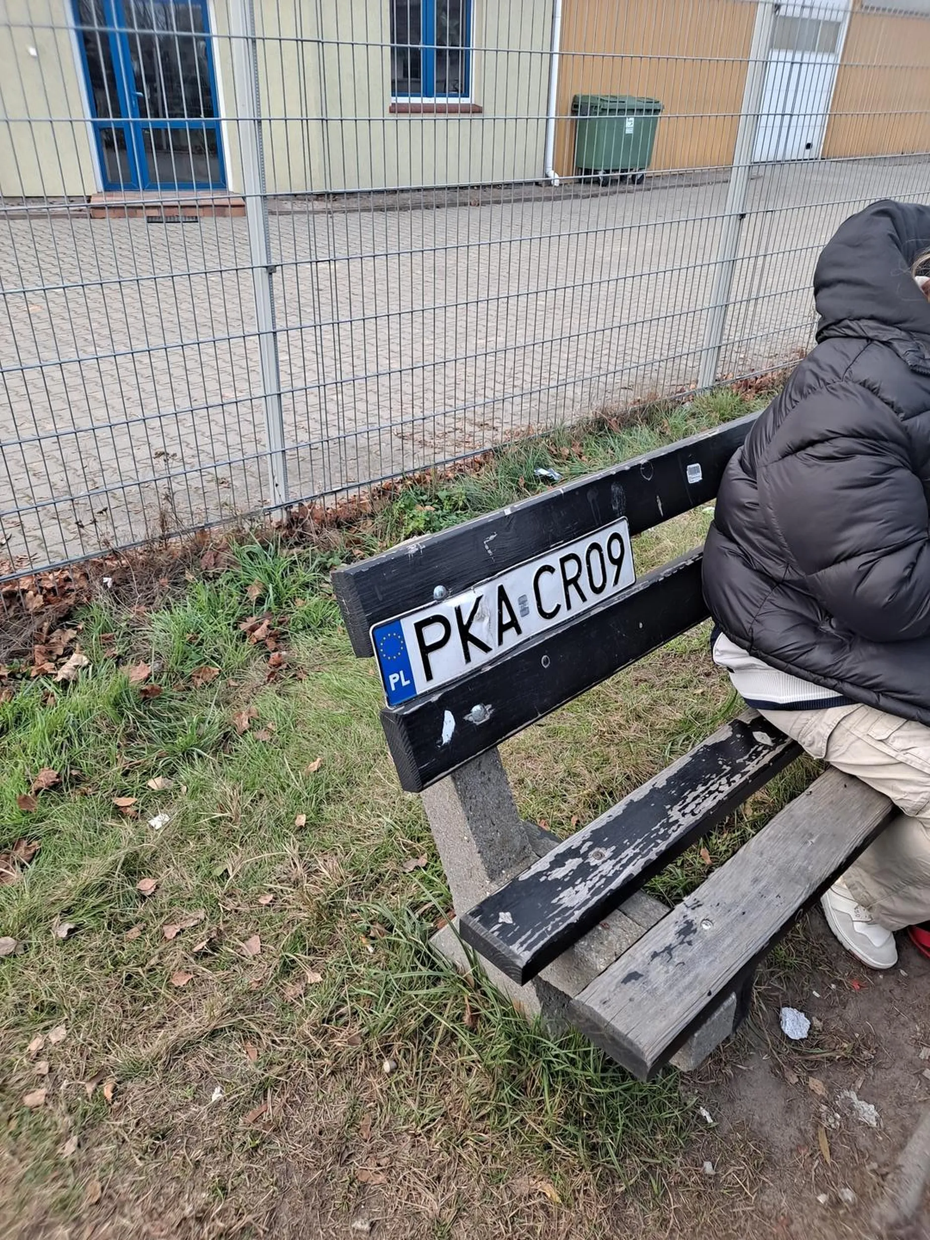 zajebala w słupek i pojechala dalej bez tablicy