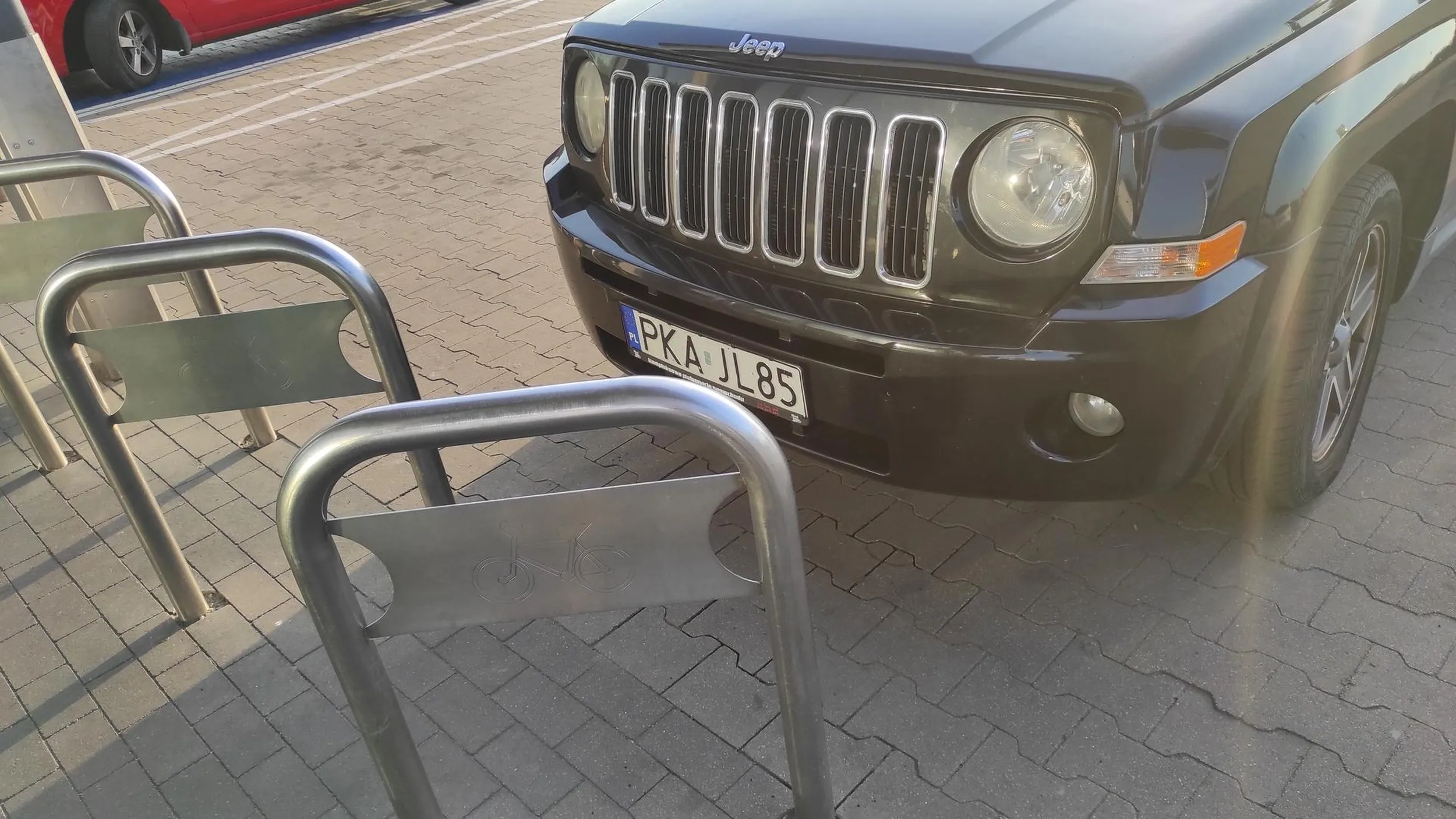 Skutecznie zablokowane stojaki dla rowerów księciuniu nie będzie chodził do sklepu księciuniu wjedzie...