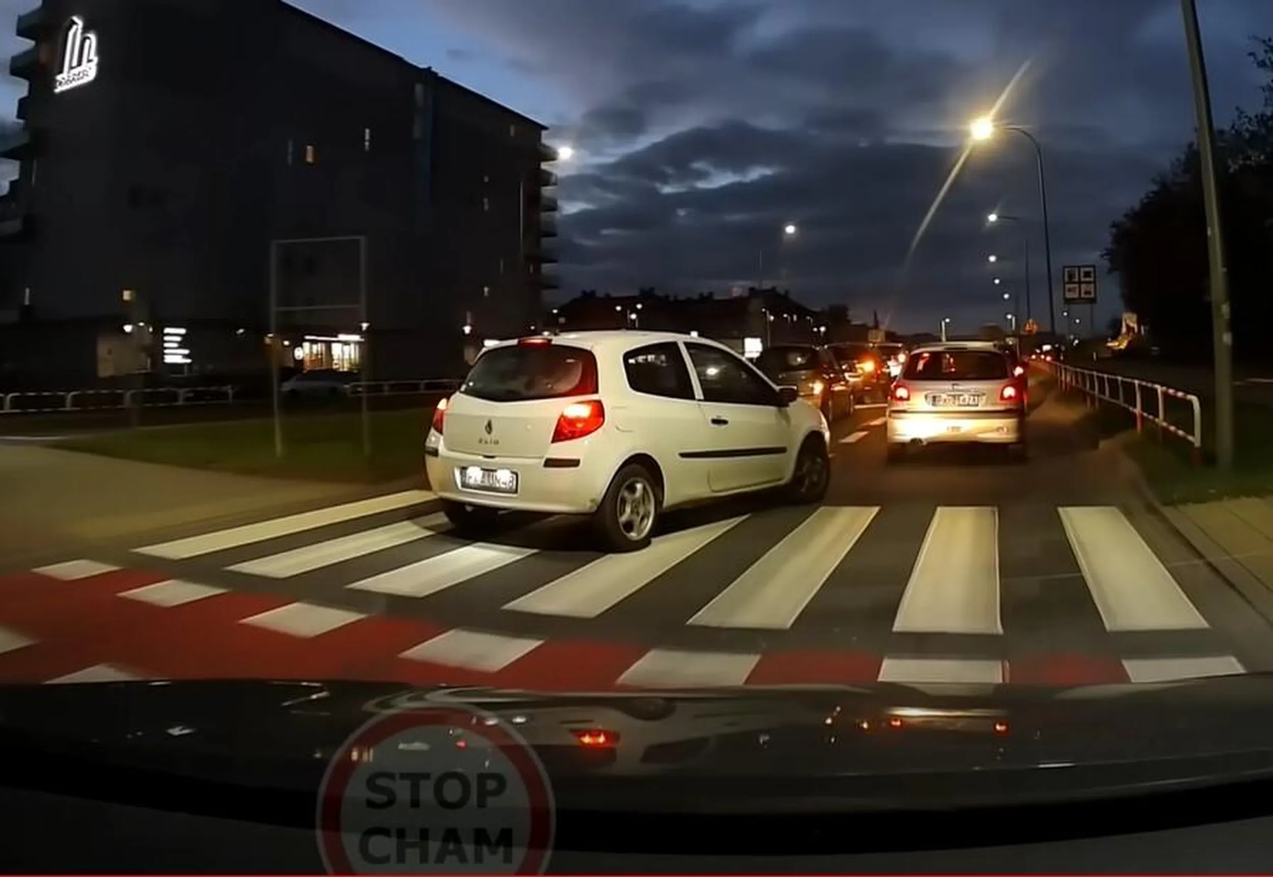 Brak umiejętności jazdy na suwak. Przedwczesna zmiana pasa bez kierunkowskazu.