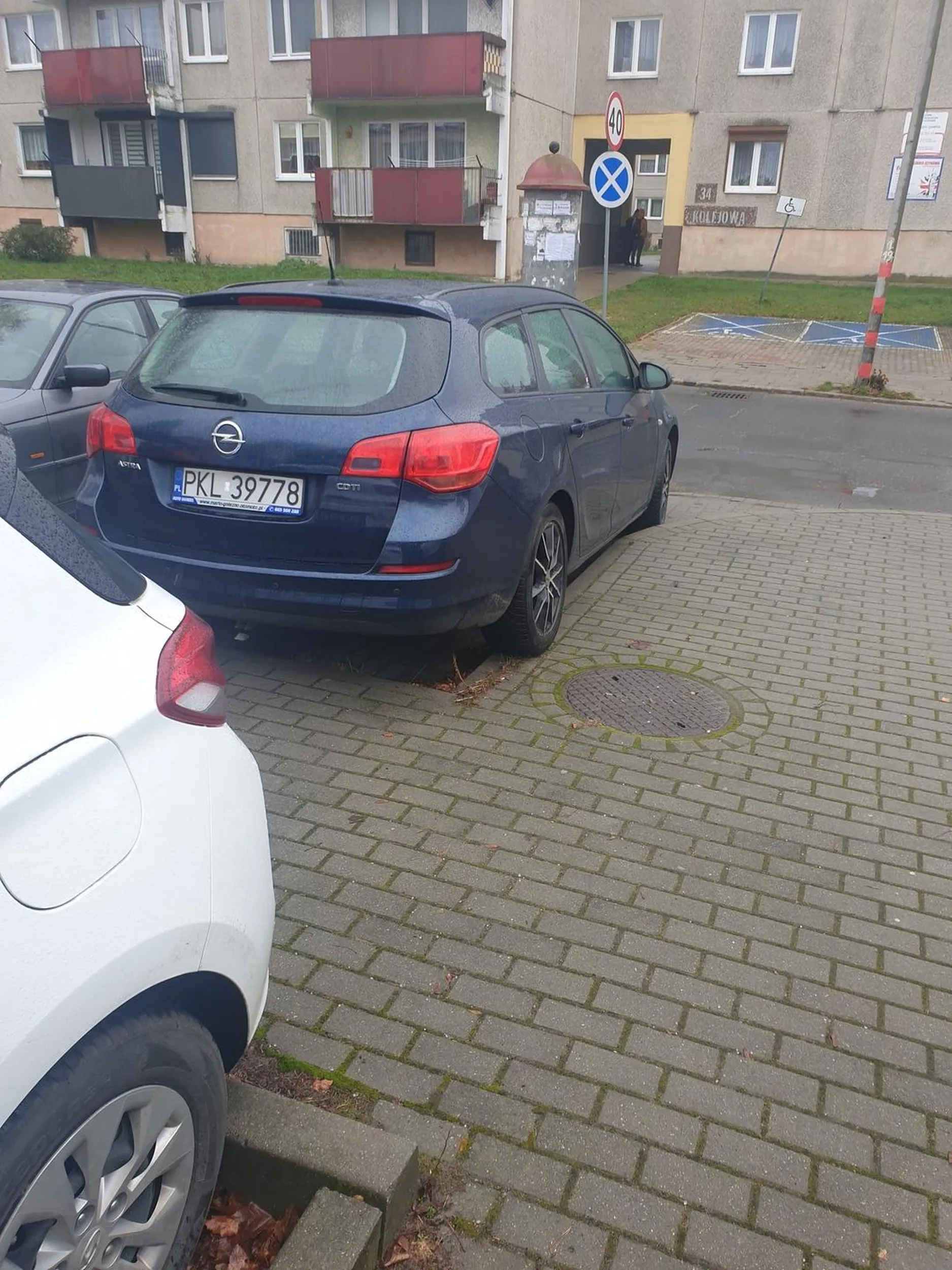 Pani wykazuje się mistrzowskimi technikami parkowania dzisiaj to a wczoraj przerysowane dwie felgi o krawężnik po całej długości co będzie jutro ?