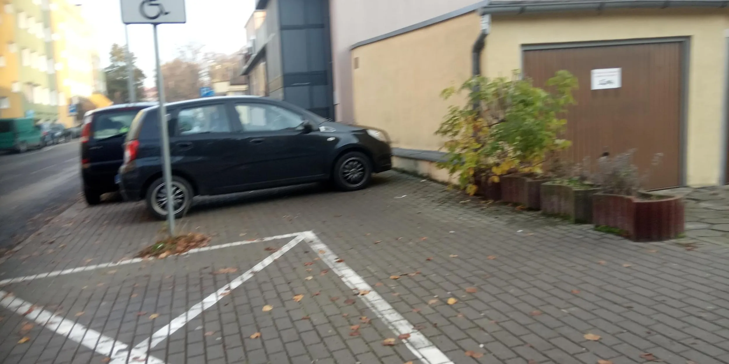 Zablokował cały chodnik i nie da się przejść