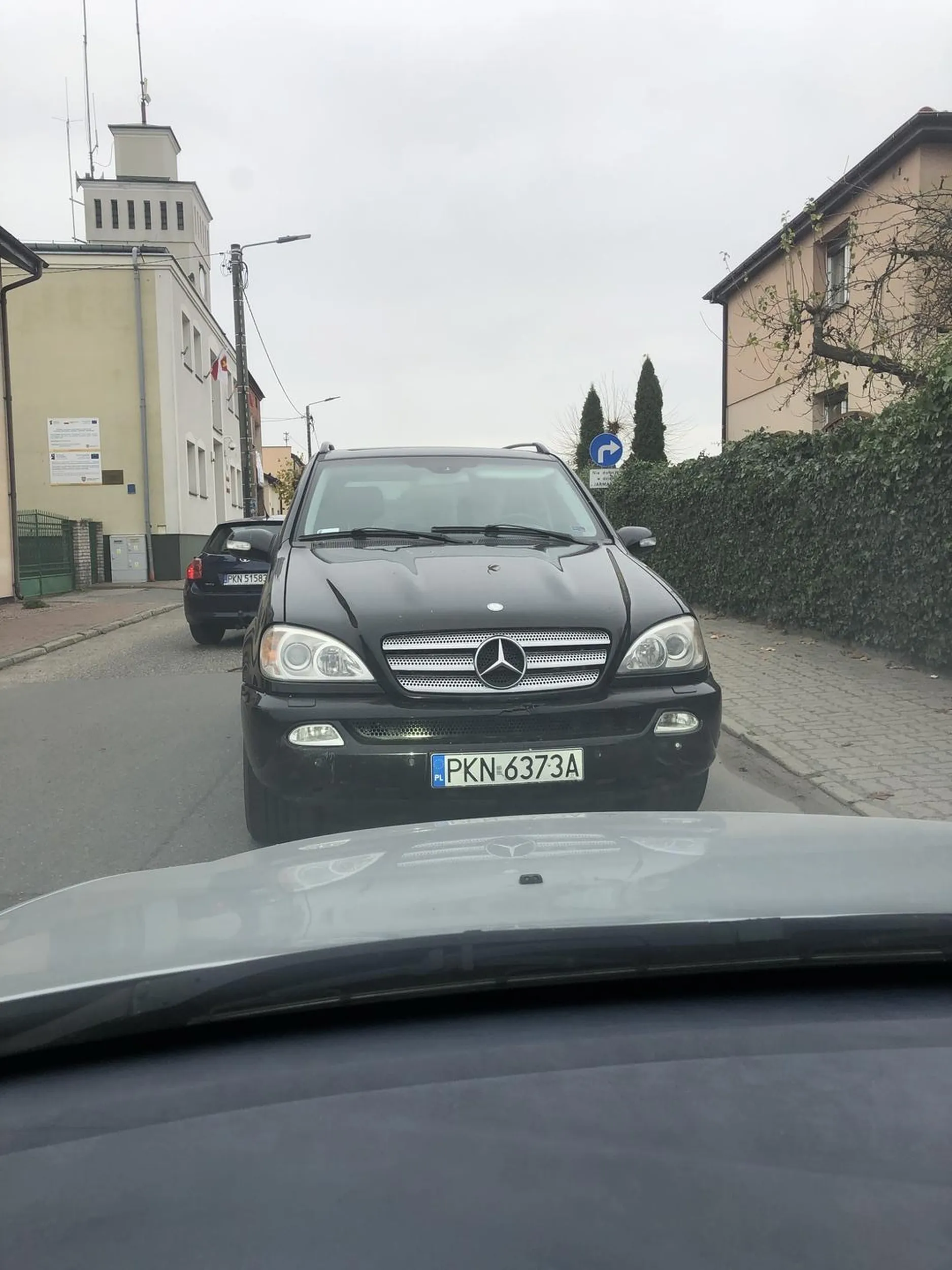 Baran chcąc skręcić zajeżdża droge i stoi na nie swoim pasie.