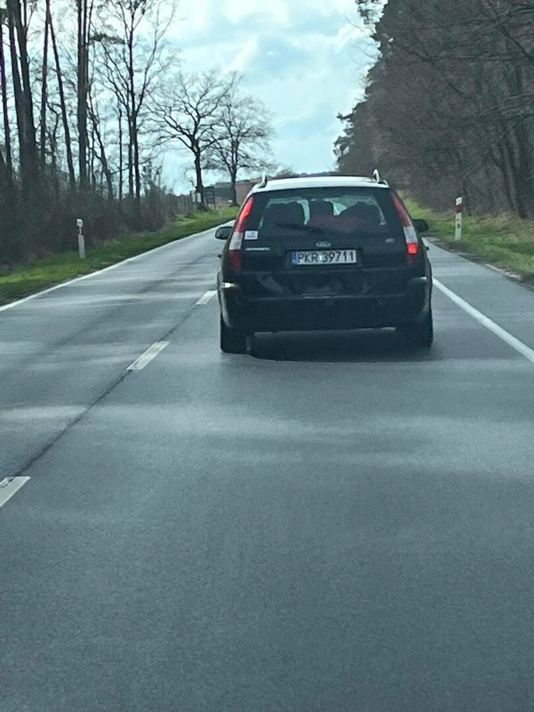 Dzień dobry, jechałam przed chwilą [8 kwietnia 2022] do domu i na trasie Kobylin - Smolice jechał samochód przede mną i wyrzucił pełno śmieci z samochodu, jak zaczęłam trąbić to zaczął tak przyspieszać że nie byłam w stanie go dogonić ? Zdążyłam zrobić zdjęcie rejestracji…