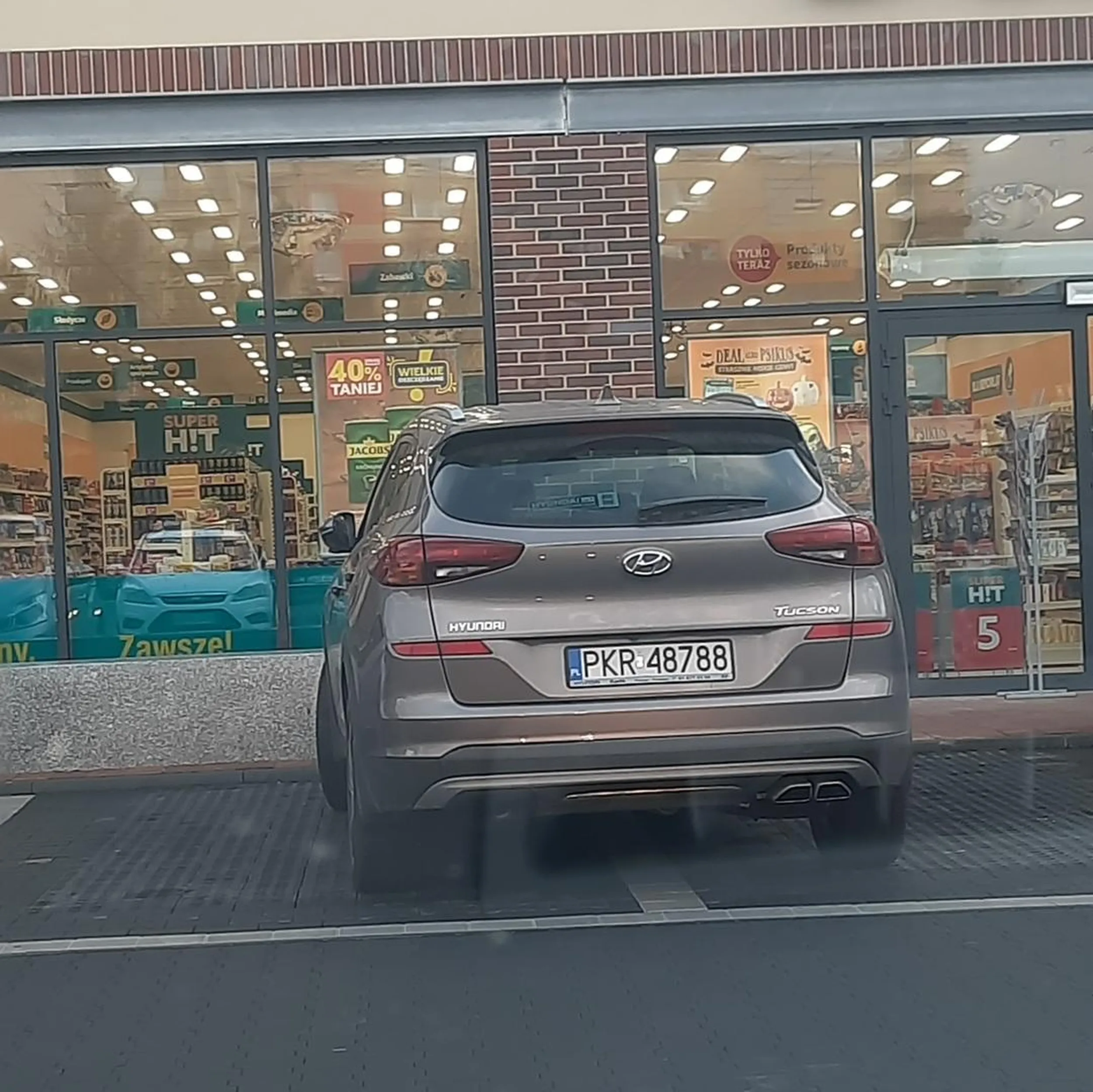 Pani zajęła dwa miejsca bo się jej bardzo spieszyło