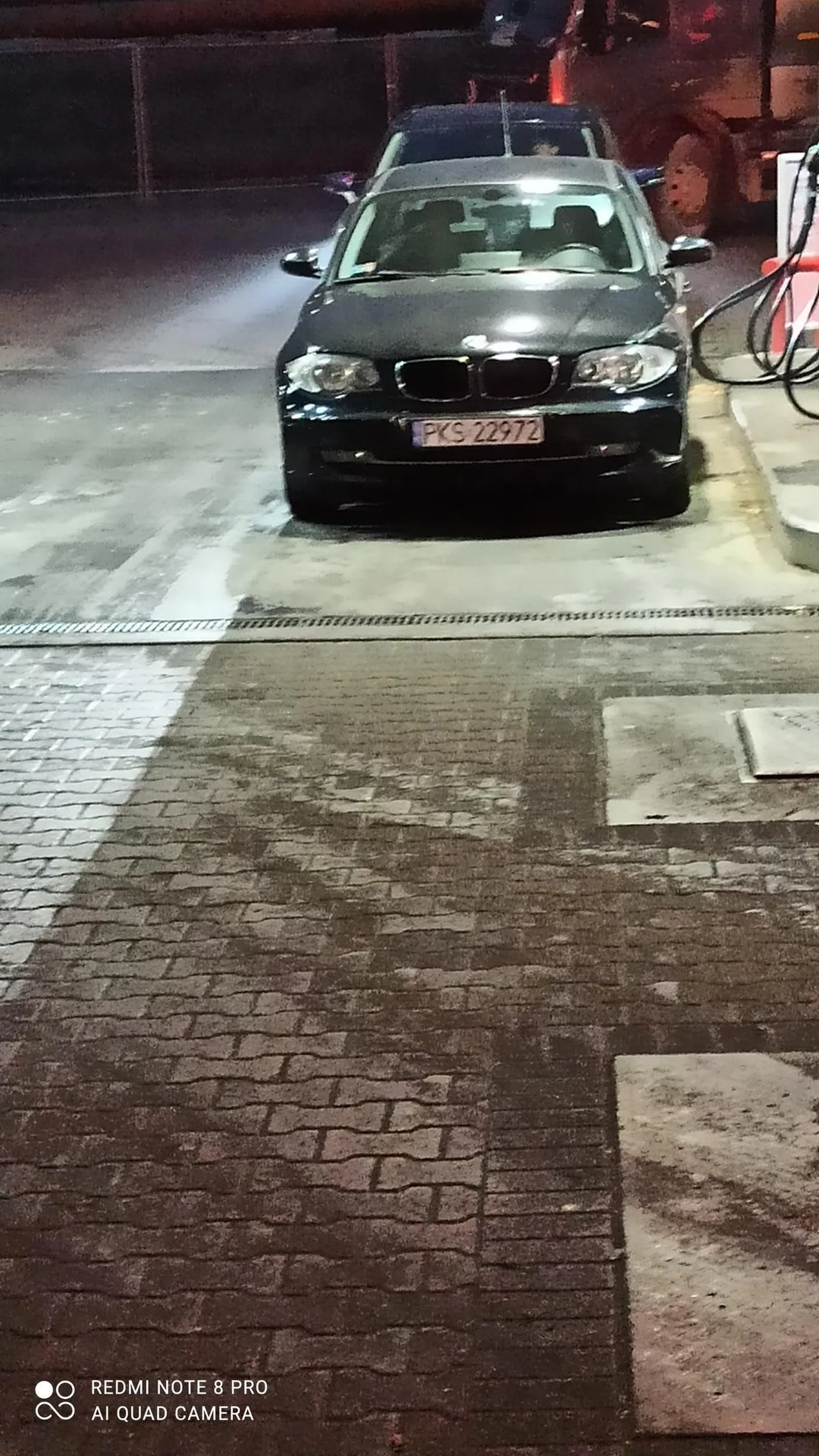 Pajac, pozer - przestraszone dziecko. W samochodzie potrafił pokazać wulgarne gęsty ale kiedy przyszło do konfrontacji wypierał się swojego zachowania, chował się na stacji a gdy była okazja uciekł do samochodu. Typowy cwaniaczek.