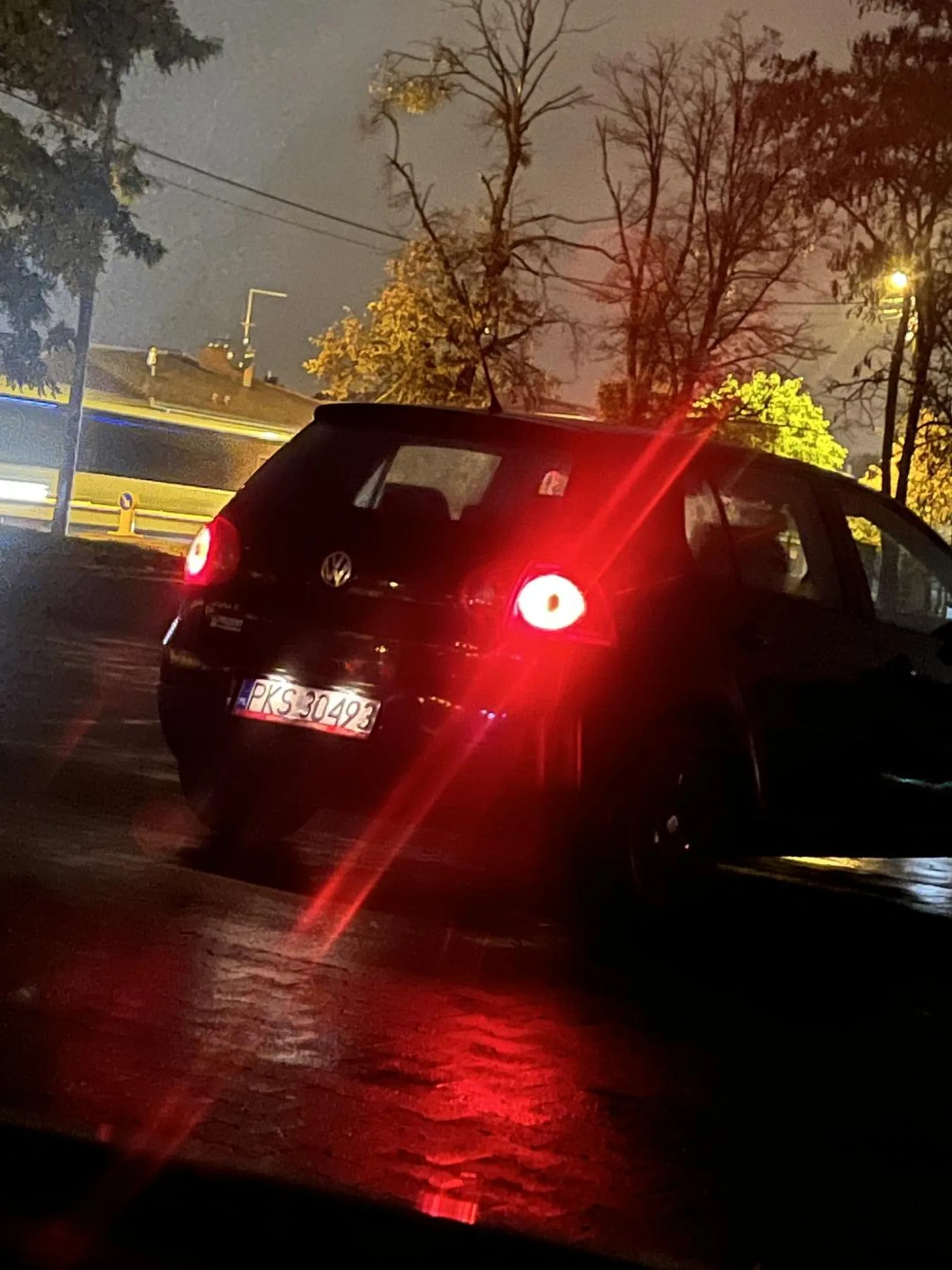 Auto podczas postoju na parkingu po byłym Tesco w dziwny sposób bansowało na boki a szyby były zaparowane.