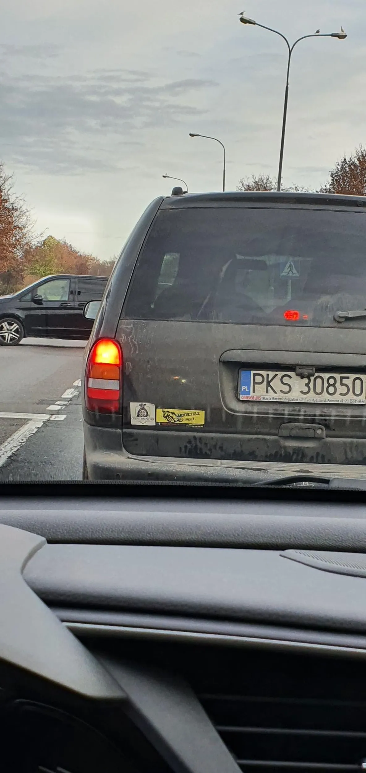 Brawa za spektakularny manewr wyprzedzania z wciskaniem na żyletki między samochody, jeszcze bardziej spektakularne były Twoje próby wyhamowania tego kurnika na kołach przed czerwonymi światłami które były widoczne z daleka zanim rozpocząłeś cały manewr. Kryptoinwestorze zainwestuj trochę zysków w myjnię to nie będziesz łaził z brudnymi łapami.