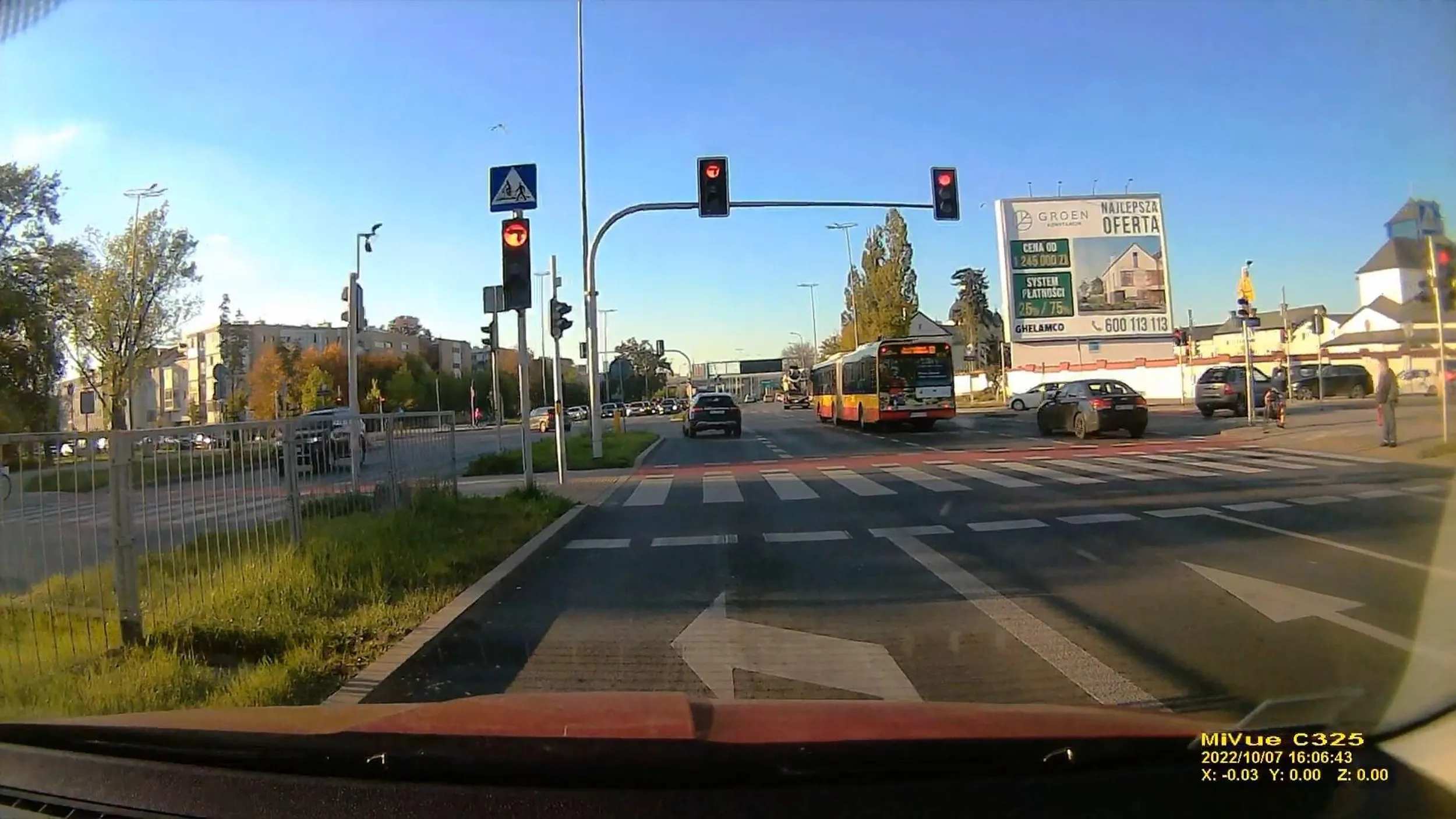 7.10.2022 Warszawska Sadyba, kierujący zapatrzony w telefonie nie ruszył na zielonym, po klaksonie ruszył ale światło zmieniło się już na czerwone (przestaliśmy całe zielone...) co nie przeszkodziło mi pojechać i zjechać z krzyżowania.