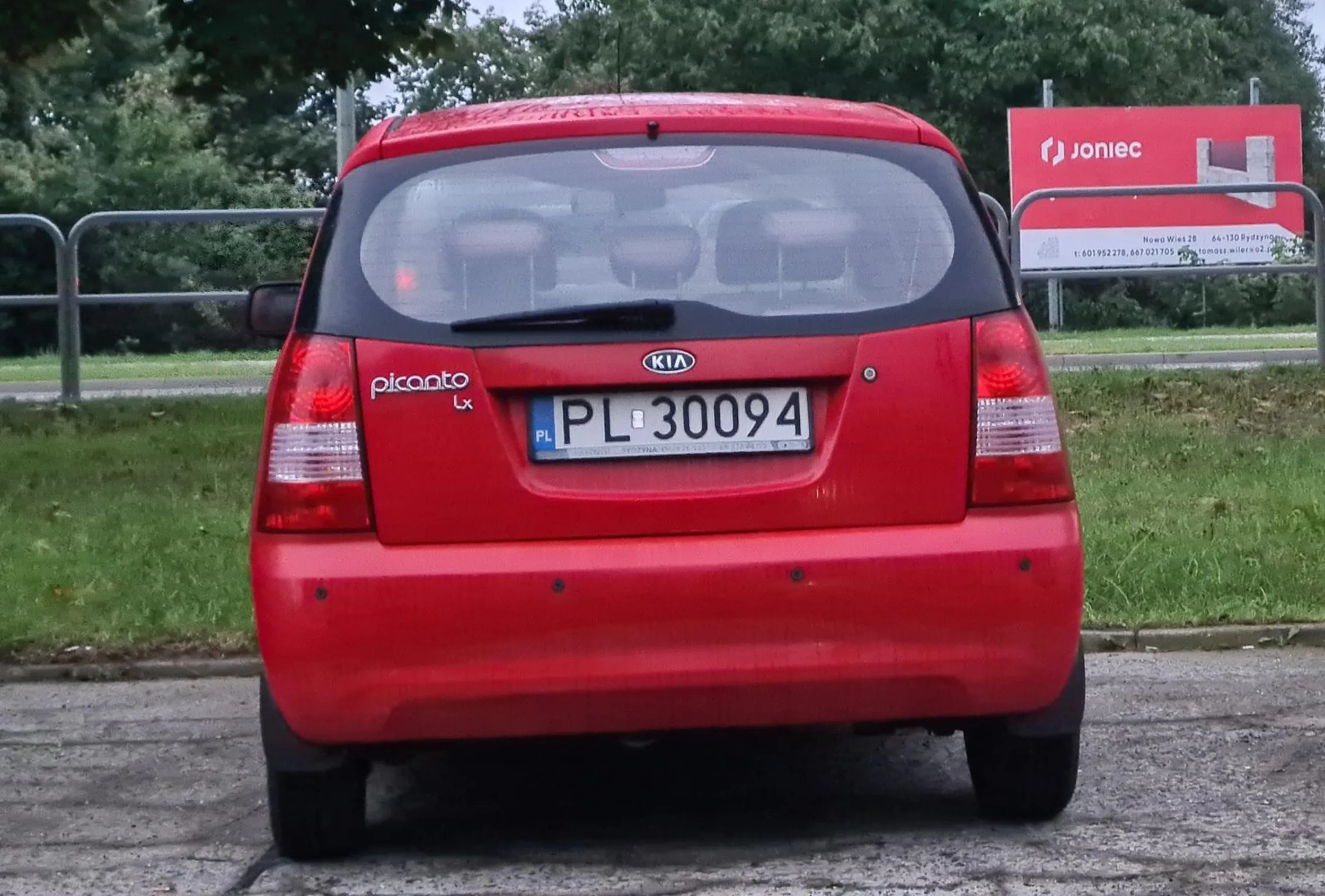 Kobieta jeździ jak wariatka w strefie zamieszkania nie wie co to znaczy. Uważajcie na nią nie interesują ją piesi i samochody  Szaleje jak dojeżdża do pracy ul.Kubańska parkuję i przesiada się do innego auta.