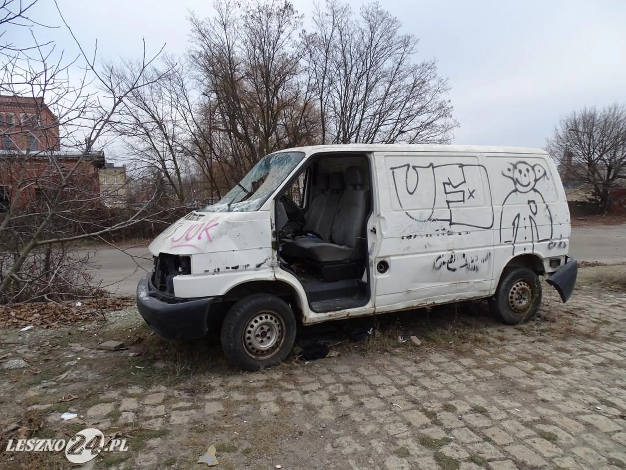 Wrak VW T4 z okolic dworca PKP w Lesznie.
