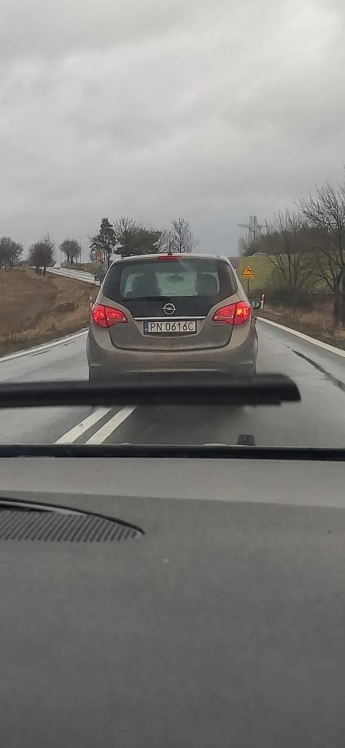 Odbija się od prawej do lewej krawędzi drogi, kilkukrotnie niemalże powodując wypadek. Brak reakcji na klakson, oraz na znaki drogowe.