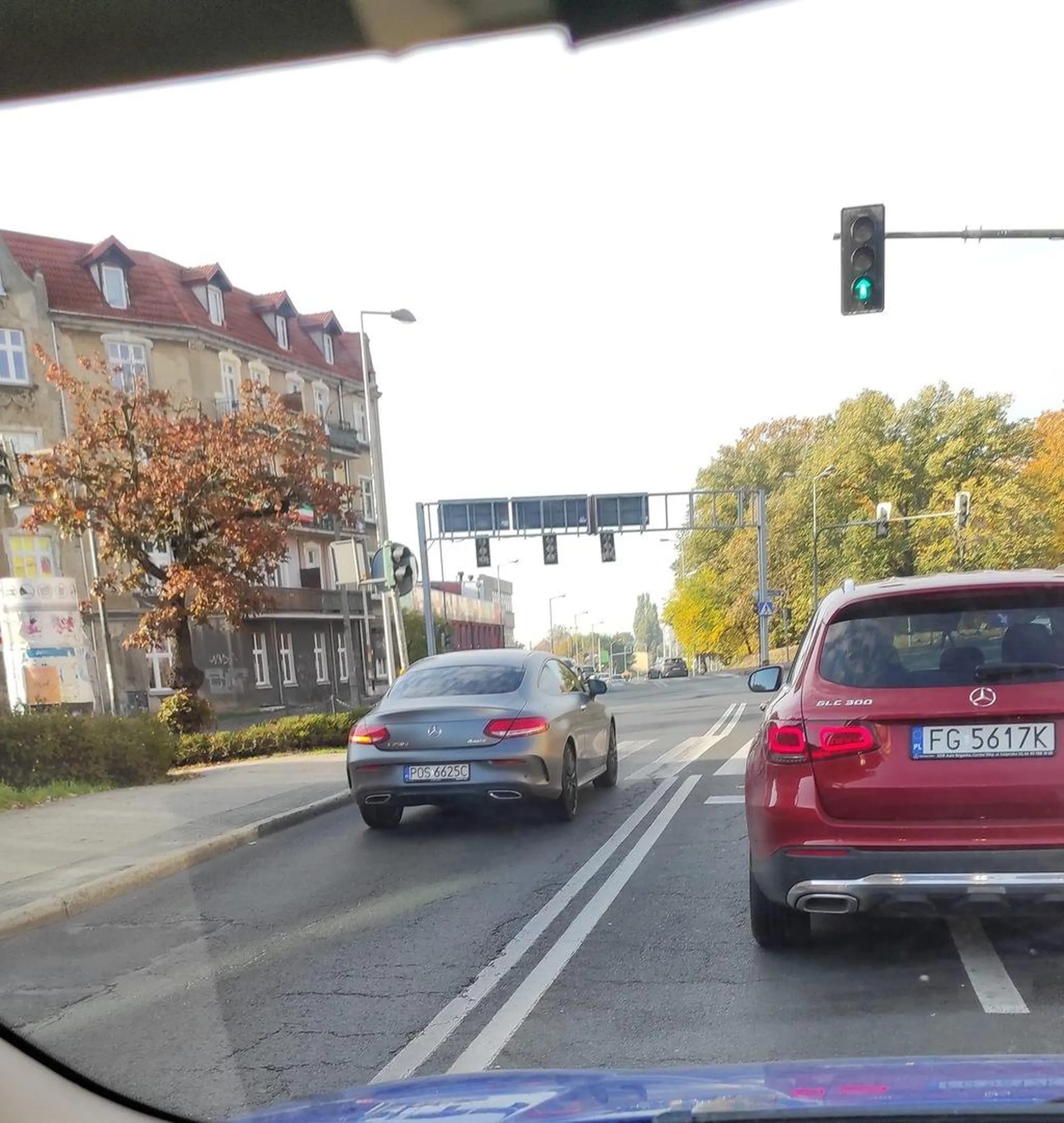 Głupia blondynka, nie dość że nos w telefonie to jeszcze jedzie pod prąd…