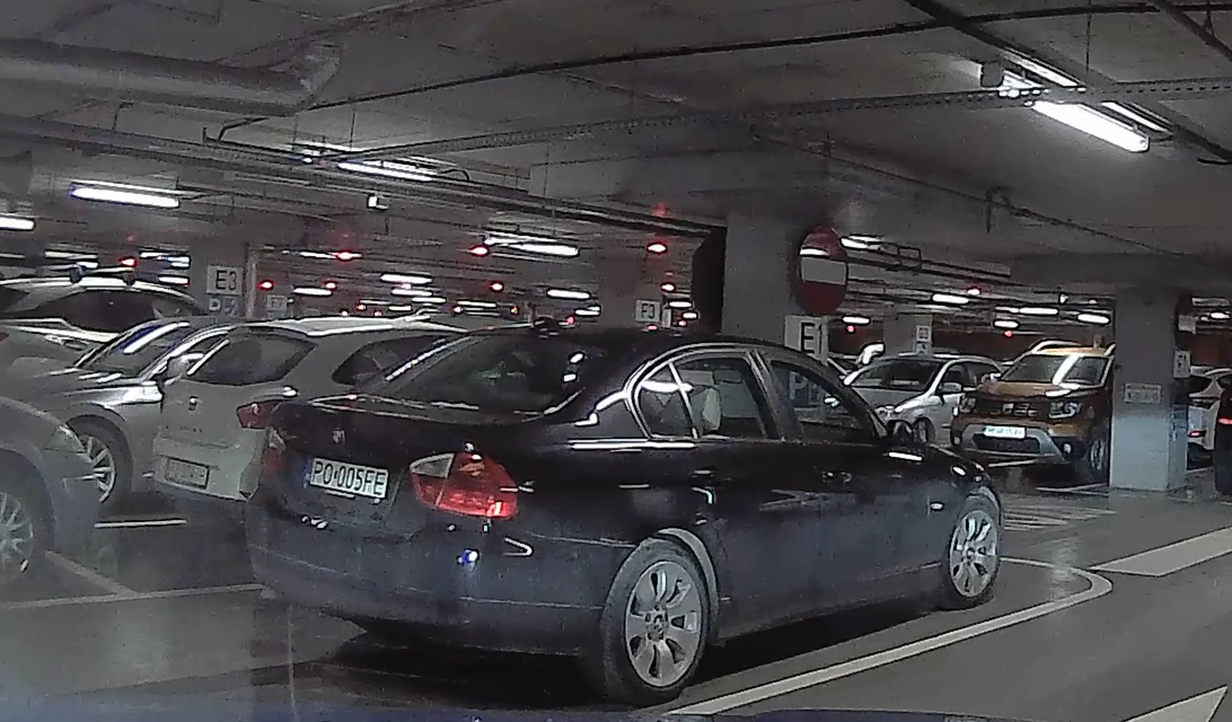 Zaparkowała Waćpanna Wieśniaczka swoim BMW na miejscu wyłączonym z parkowania i wysiadając z wysoko podniesioną brodą udaje głupa. :) Problem wjechać piętro wyżej, lepiej parkować gdzie popadnie.