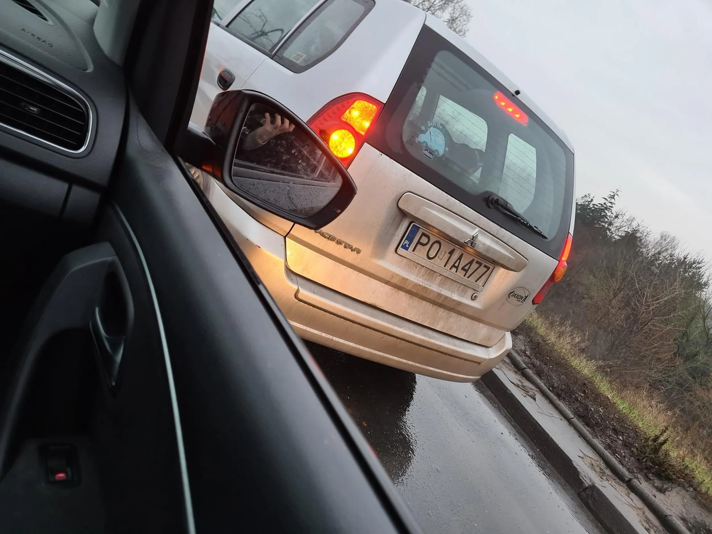 Kierowca wymusza pierwszeństwo wyjeżdżając z drogi podporządkowanej twierdząc, że obowiązuje jazda na suwak. Ponadto krzyczy na starsze osoby i zachowuje się bardzo agresywnie.