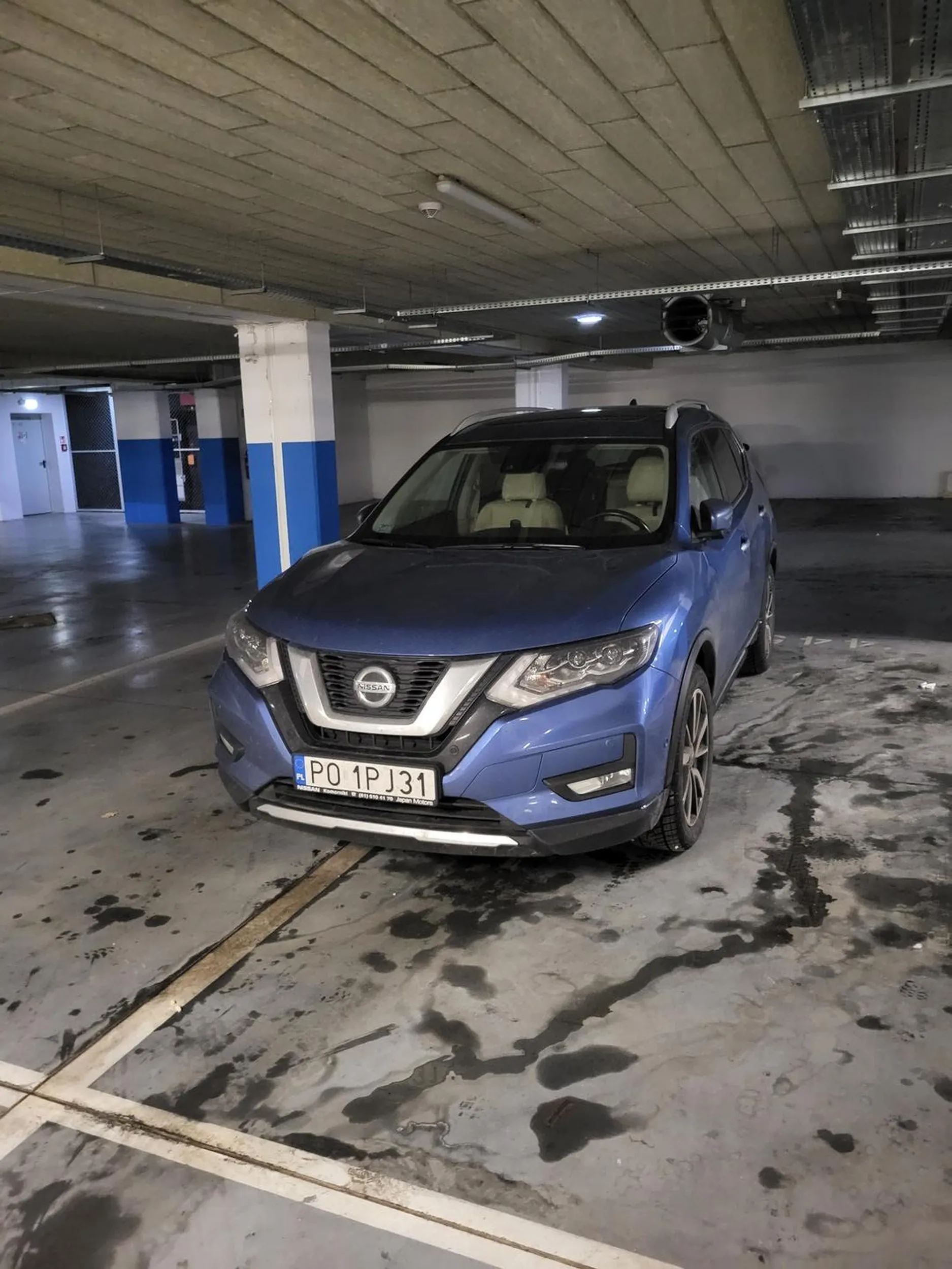 Psychopata niezdatny do życia w społeczeństwie. Razem z żoną się idealnie dopełniają w krzyczeniu na innych bez powodu, chyba dawno nie mieli na kim się wyżyć. Stanąłem na chwilę na jednym miejscu, bo miałem bardzo dużo ciężkich bagaży, które chciałem tylko wnieść i przestawić samochod  na swoje miejsce. Niestety Pan nie wykazuje najlepszych umiejętności jazdy samochodem, dlatego potrzebuje parkować na dwóch miejscach. Od razu ich przeprosiłem, ale nie dali dojść do słowa, tylko ciągle wrzeszczeli, wyzywali i zastraszali. Mimo wszystko jeszcze raz przepraszam, ale trochę wyrozumiałości, jeszcze trochę i Pan by się na mnie rzucił i pobił, a takie napady agresji polecam leczyć.