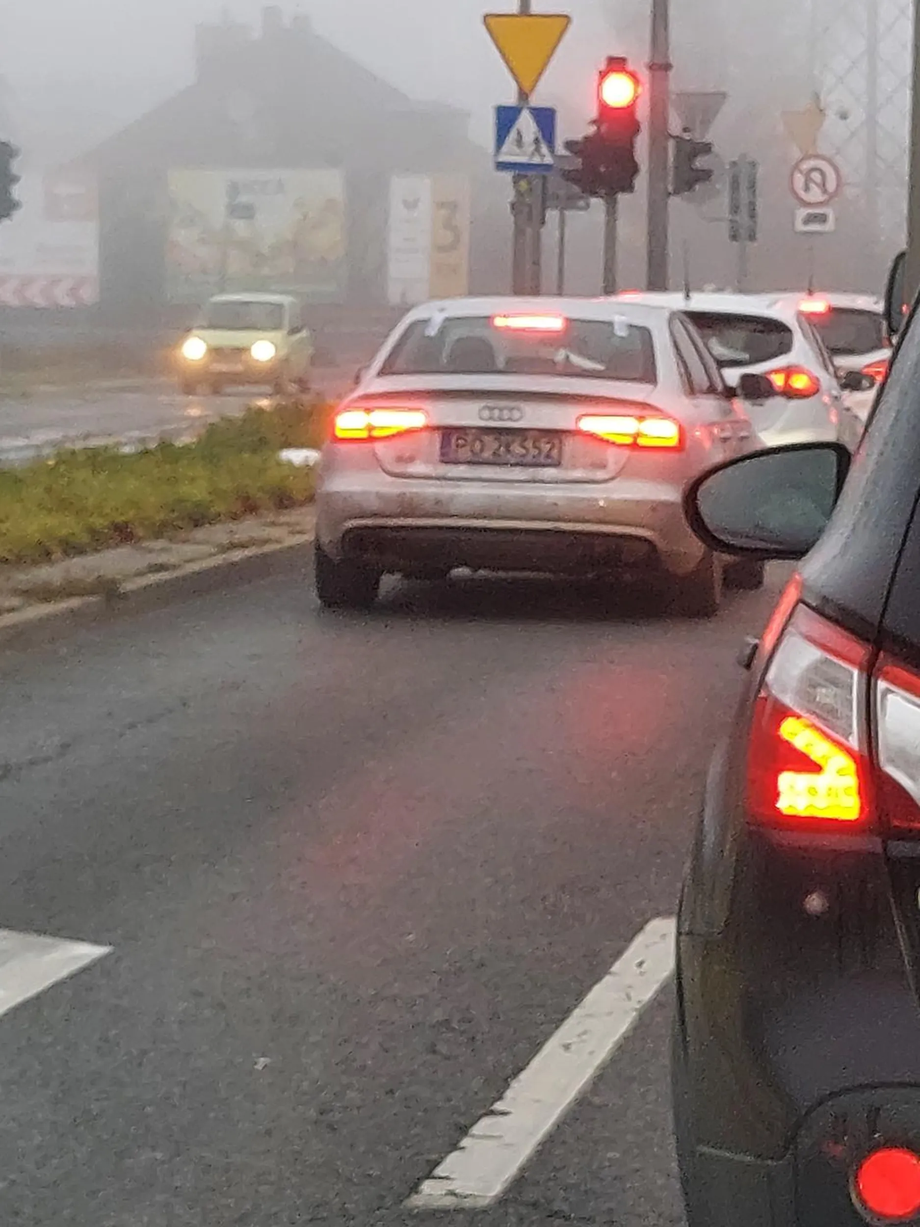 Dureń, wyprzedza w mieście prawym pasem, wykonuje slalom, wyprzedza na pasach.