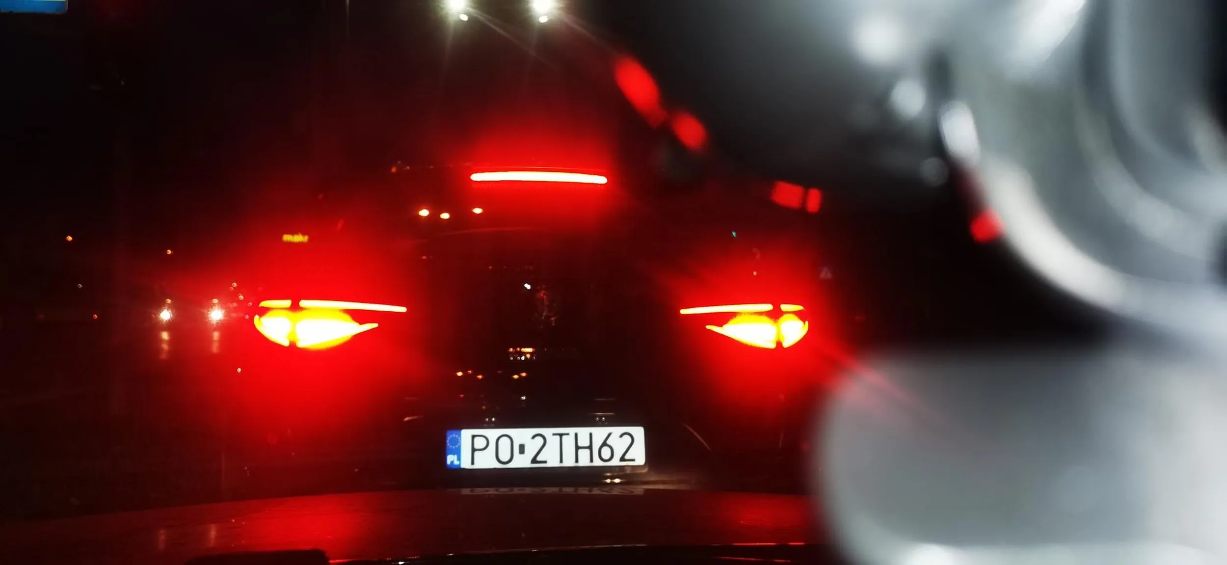 Zwykły burak 50-60 lat ładuje się n" na trzeciego". Auto prawdopodobnie firmowe - przyklejony pod Kraisel. Gnębić i nie wpuszczać... Nie warto.