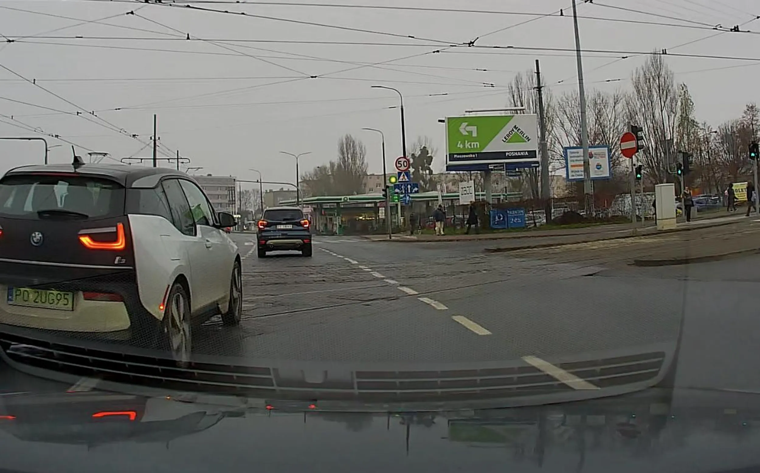 Następnym razem używaj kierunkowskazu do zmiany pasa, bo tego „Fakera” którego pokazujesz to ktoś ci włoży w twojego kolegę…