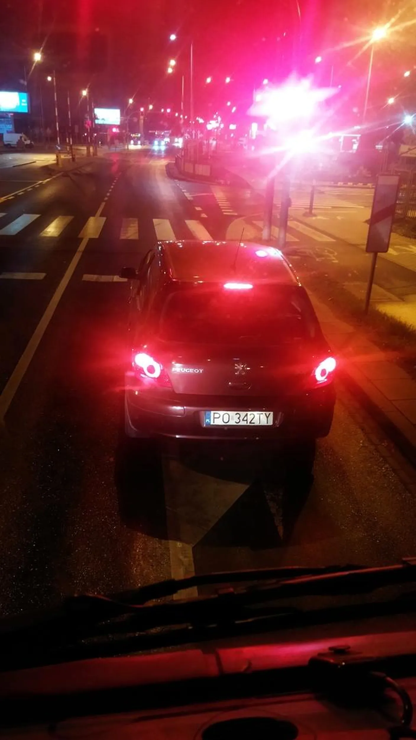 Uważajcie na ten pojazd, gdy jest w pobliżu, gdy musicie w nim podróżować. Jechałem za tym pojazdem dk92 po godzinie 23. Utrzymana bezpieczna odległość, prędkość poniżej ograniczenia. Z daleka widać przejście dla pieszych, pulsujące żółte światło, brak jakichkolwiek oznak, że pieszy może się pojawić w okolicy. Nagle pojazd stanął w miejscu przed przejściem dla pieszych, gdzie w pobliżu nie było żywej duszy. Nie brał pod uwagę faktu, że za nim jedzie pojazd ciężarowy, mimo, że wiózł ze sobą dwóch pasażerów. Kolizji udało się uniknąć, jednak zachowania kierujacego peugeotem nie rozumiem. Uważajcie, mimo zasady ograniczonego zaufania, niektórych reakcji kierowców nie sposób przewidzieć.