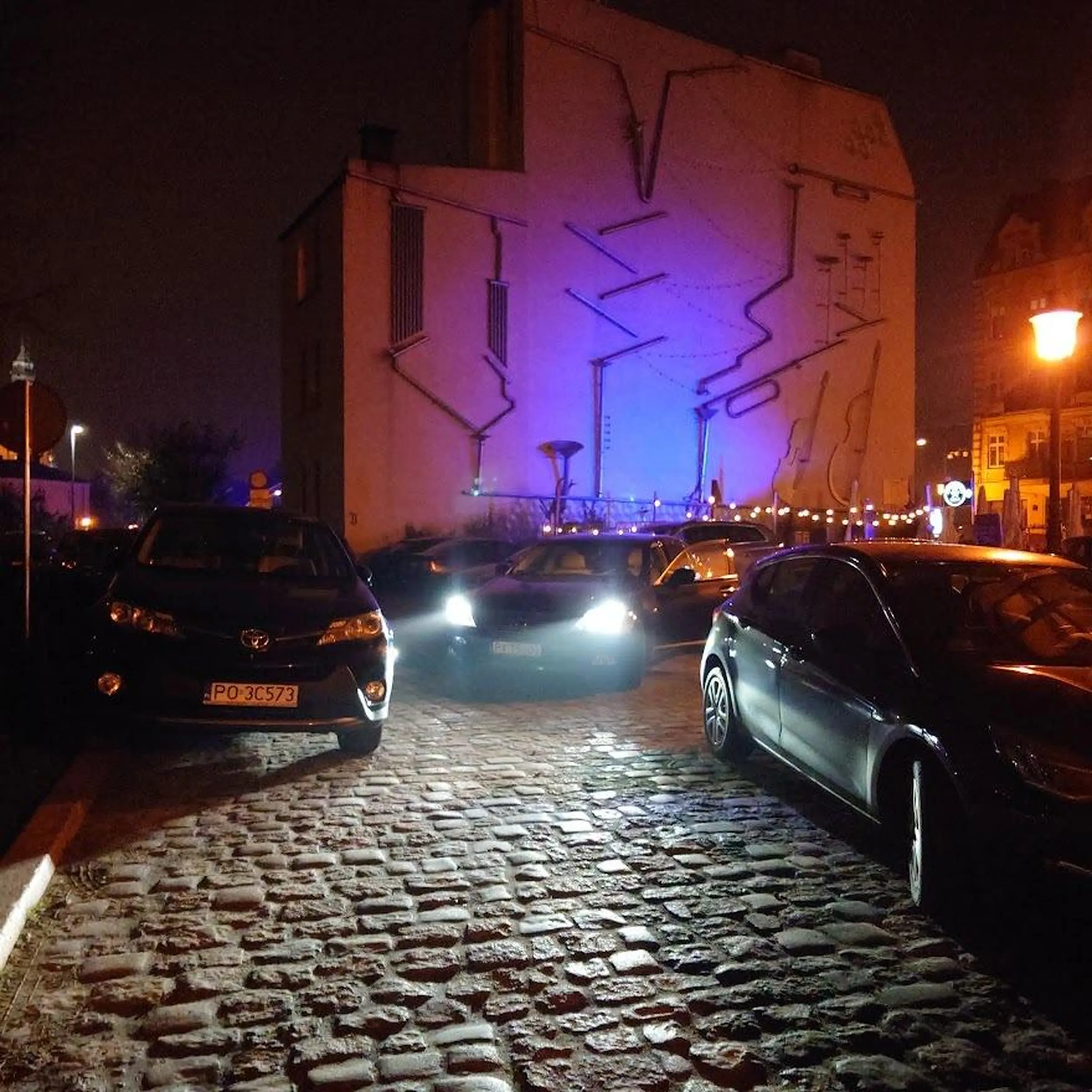 Parkowanie na zakazie i jednoczesne zablokowanie uliczki oraz dojazdów do garaży. Nie tylko ja tam utknąłem ale i dwóch kierowców za mną. Trzeba być mułem bagiennym żeby tak stanąć.