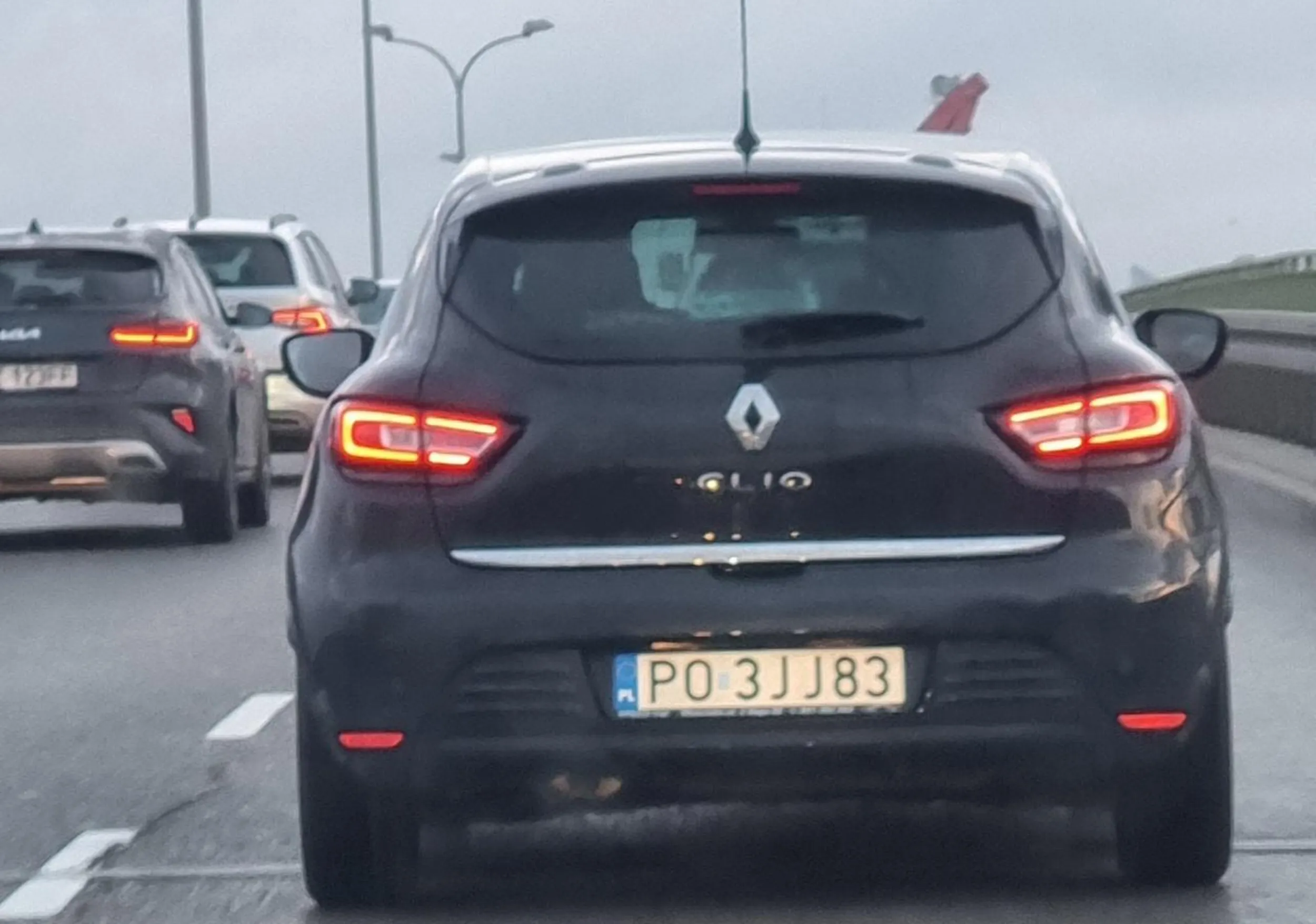 Uwaga w Warszawie zajeżdża drogę i hamuje złośliwie.