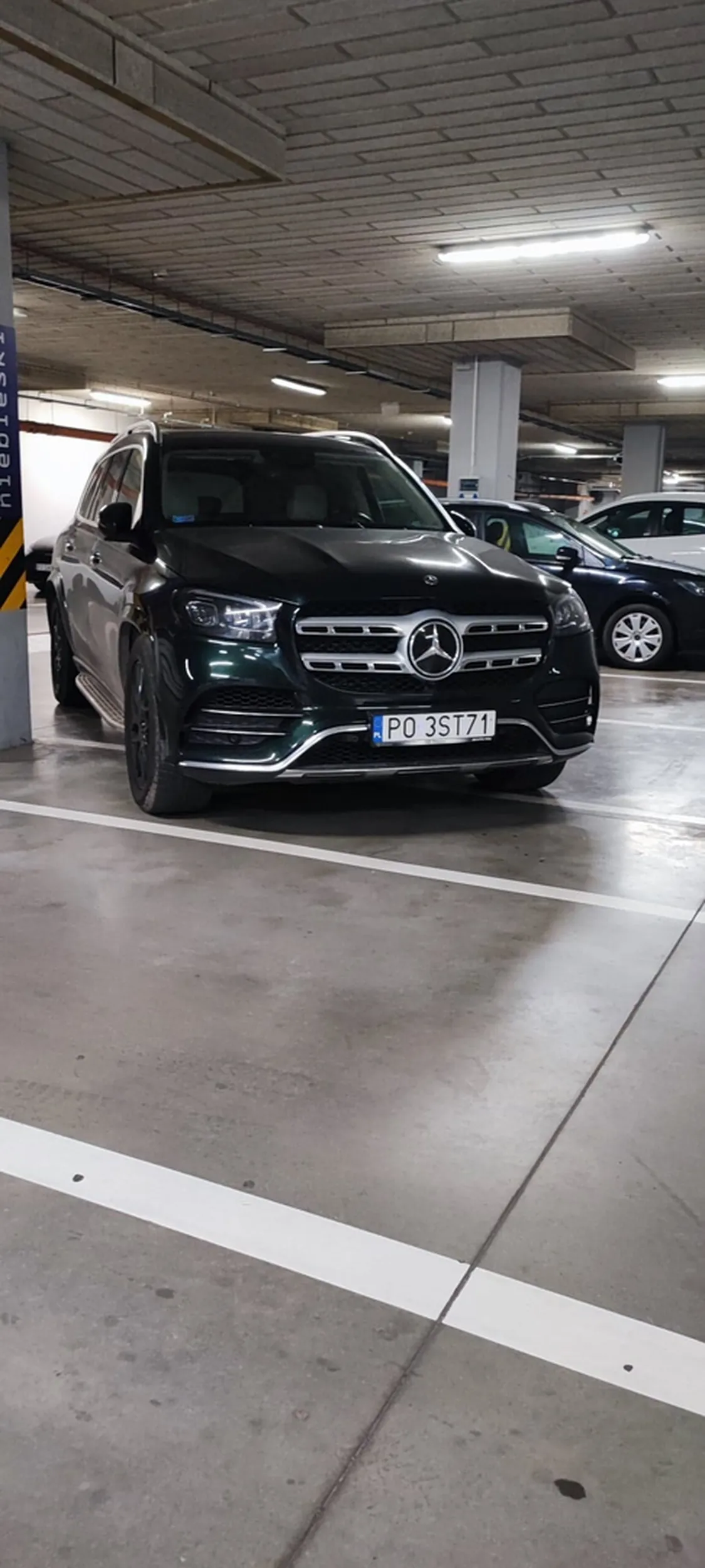 Zajmuje 2 miejsca po skosie i wystaje na pas ruchu.