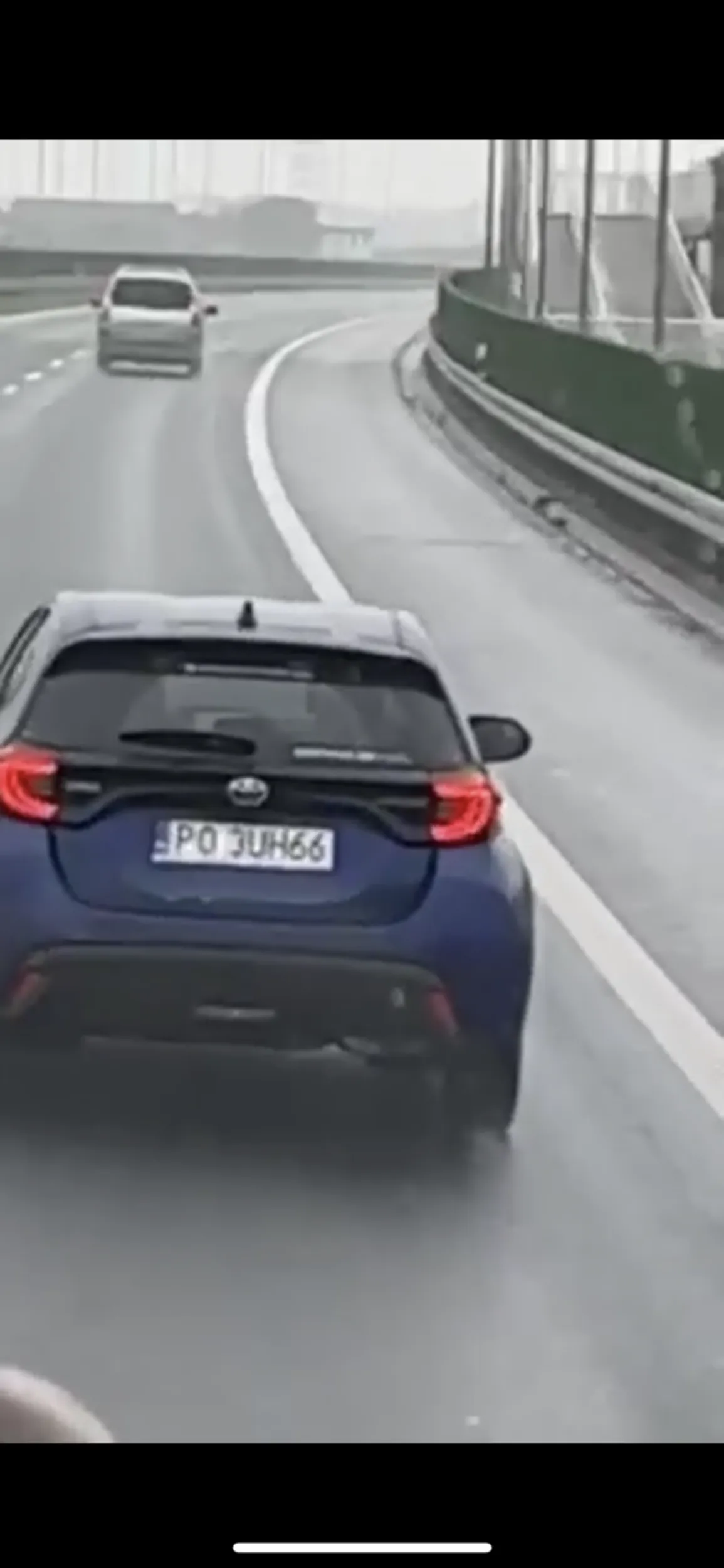 Jedzie jak ***** przed ciężarówka, a przy próbie wyprzedzenia przyspiesza. ????????