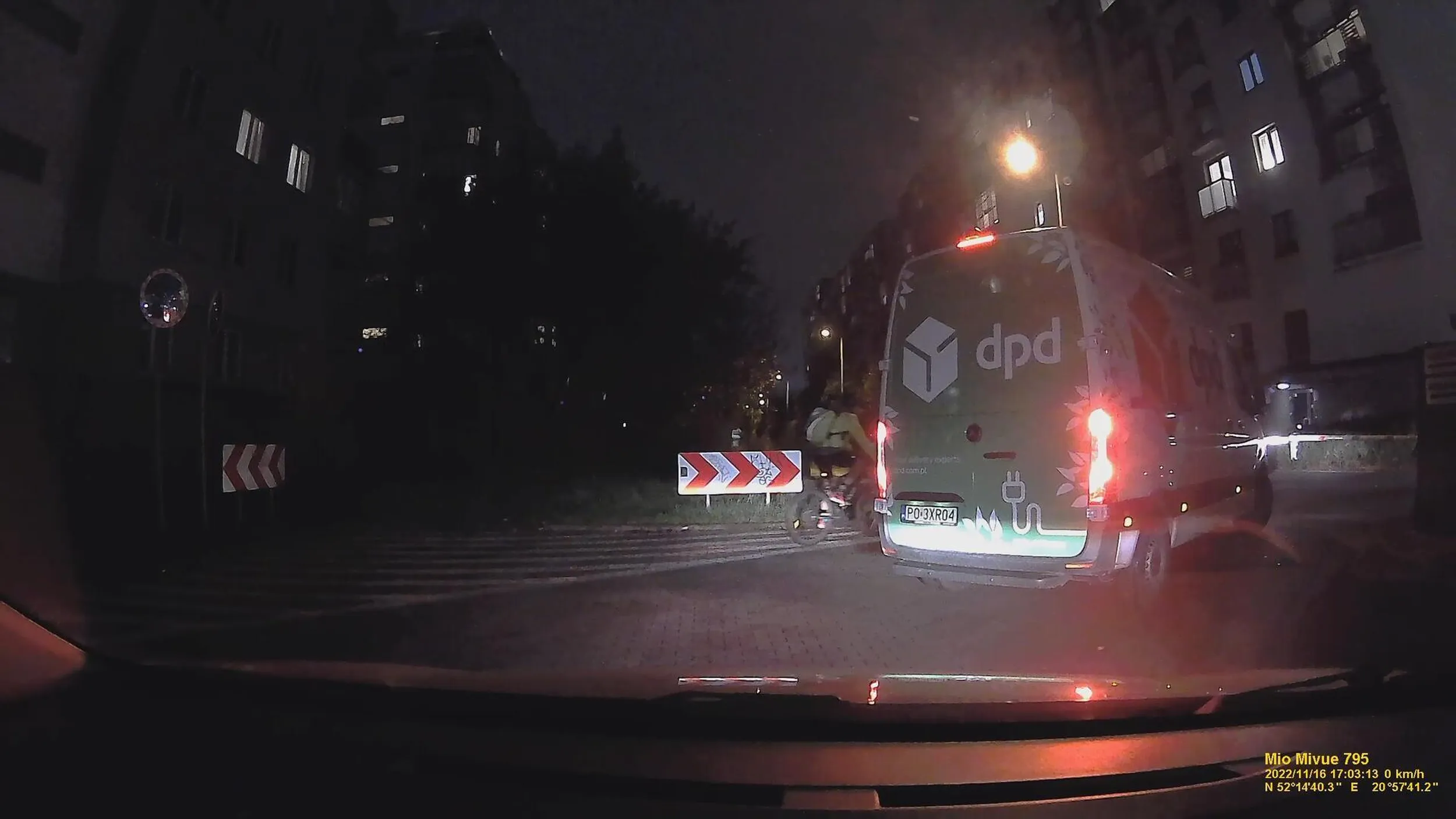 Wulgarne i chamskie zachowanie kuriera. Blokowanie wjazdu na osiedle wydawanie paczek w bramie