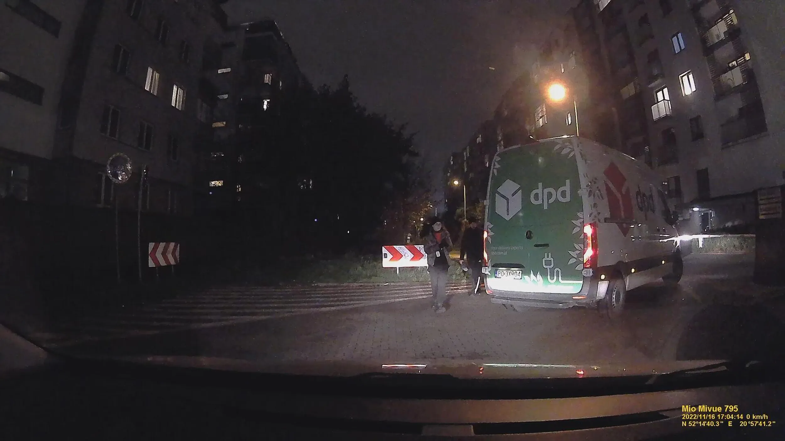 Wulgarne i chamskie zachowanie kuriera. Blokowanie wjazdu na osiedle wydawanie paczek w bramie